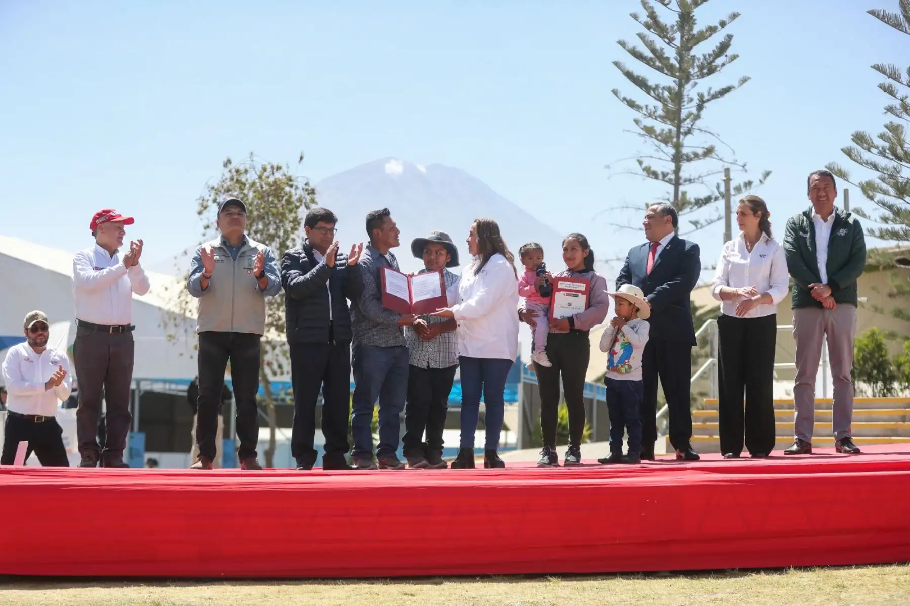 Presidenta Dina Boluarte, entrega 3,029 títulos de propiedad para la Provincia de Arequipa. Foto: ANDINA/ Prensa Presidencia