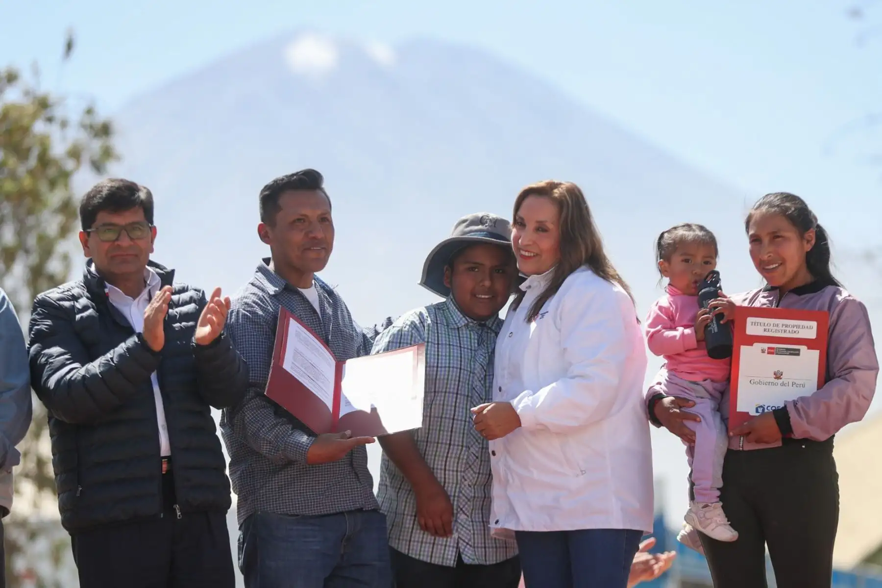 Presidenta Dina Boluarte, entrega 3,029 títulos de propiedad para la Provincia de Arequipa. Foto: ANDINA/ Prensa Presidencia