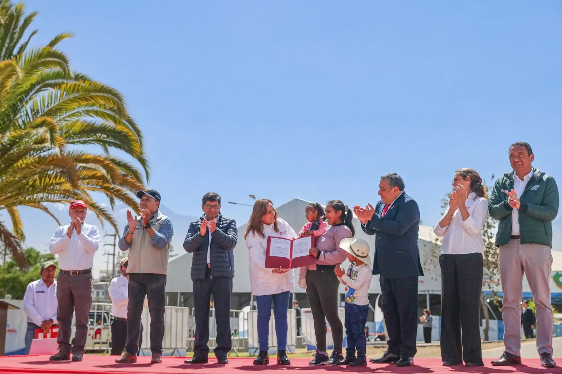Presidenta Dina Boluarte, entrega 3,029 títulos de propiedad para la Provincia de Arequipa. Foto: ANDINA/ Prensa Presidencia
