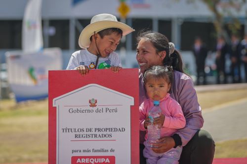 Presidenta Dina Boluarte, entrega 3,029 títulos de propiedad para la Provincia de Arequipa