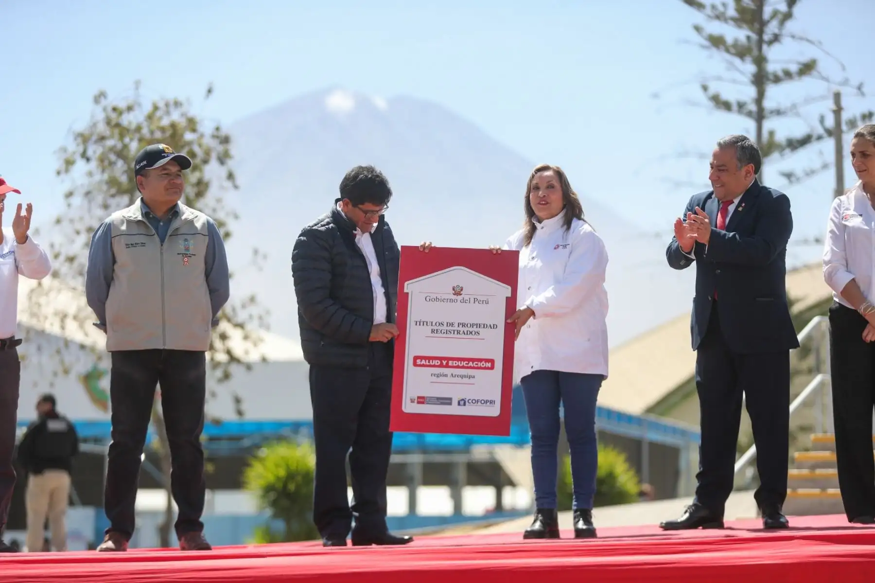 Presidenta Dina Boluarte, entrega 3,029 títulos de propiedad para la Provincia de Arequipa. Foto: ANDINA/ Prensa Presidencia