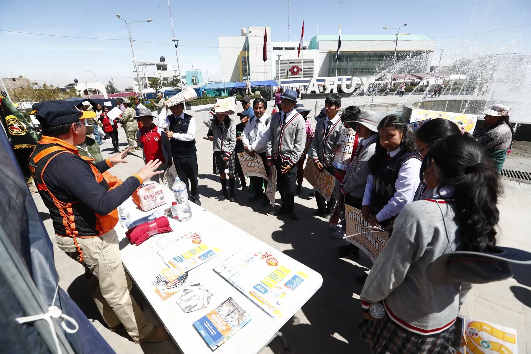 Diversos ministerios e instituciones públicas, a través de sus programas sociales y servicios a la ciudadanía, se hicieron presentes en el distrito de Yura, en Arequipa, como parte de la Campaña Cívica Multisectorial, realizada por encargo de la Presidencia de la República, con el fin de acercar los servicios del Estado a la población más vulnerable del país. Foto: ANDINA/Daniel Bracamonte