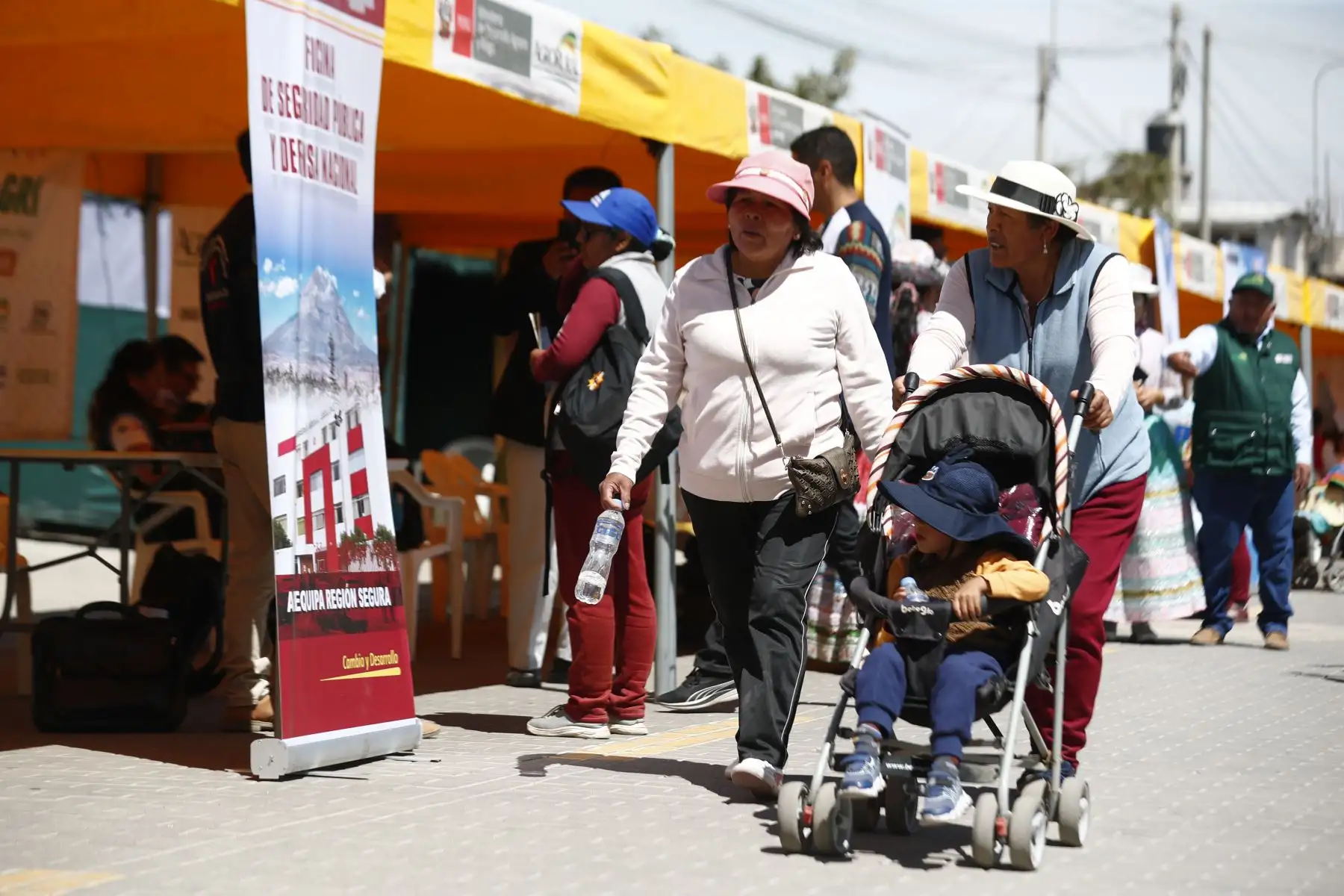 Diversos ministerios e instituciones públicas, a través de sus programas sociales y servicios a la ciudadanía, se hicieron presentes en el distrito de Yura, en Arequipa, como parte de la Campaña Cívica Multisectorial, realizada por encargo de la Presidencia de la República, con el fin de acercar los servicios del Estado a la población más vulnerable del país. Foto: ANDINA/Daniel Bracamonte