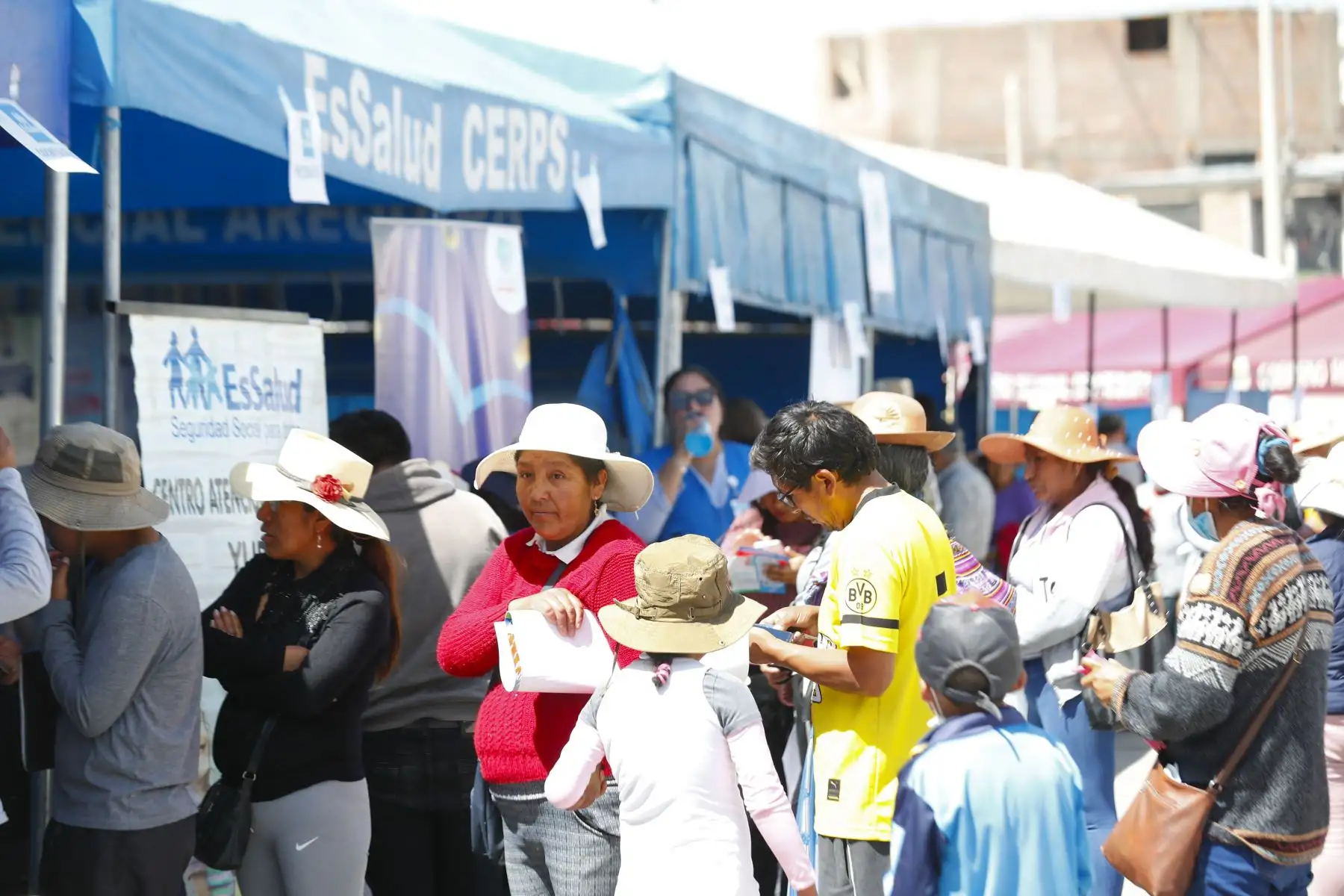 Diversos ministerios e instituciones públicas, a través de sus programas sociales y servicios a la ciudadanía, se hicieron presentes en el distrito de Yura, en Arequipa, como parte de la Campaña Cívica Multisectorial, realizada por encargo de la Presidencia de la República, con el fin de acercar los servicios del Estado a la población más vulnerable del país. Foto: ANDINA/Daniel Bracamonte