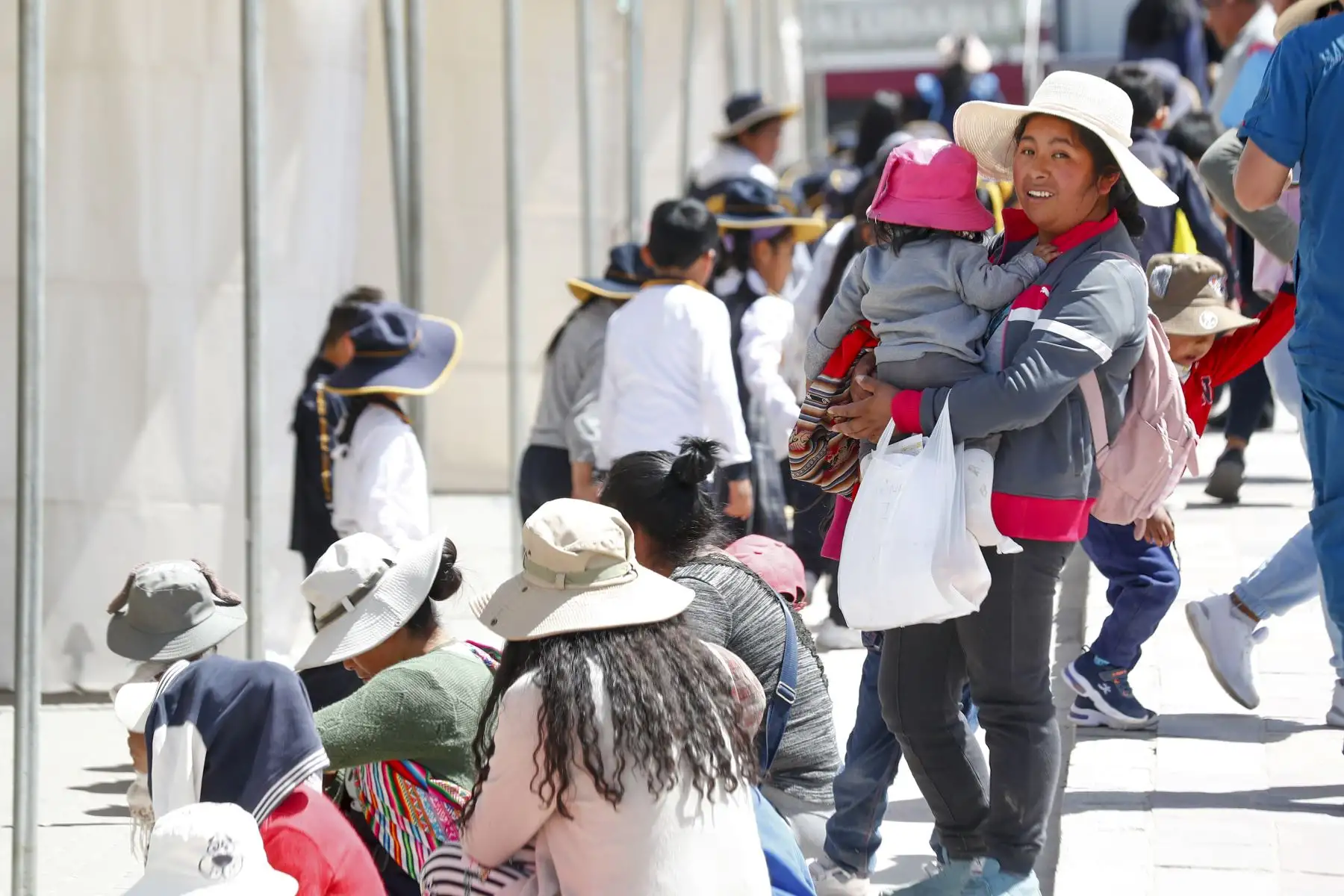 Diversos ministerios e instituciones públicas, a través de sus programas sociales y servicios a la ciudadanía, se hicieron presentes en el distrito de Yura, en Arequipa, como parte de la Campaña Cívica Multisectorial, realizada por encargo de la Presidencia de la República, con el fin de acercar los servicios del Estado a la población más vulnerable del país. Foto: ANDINA/Daniel Bracamonte