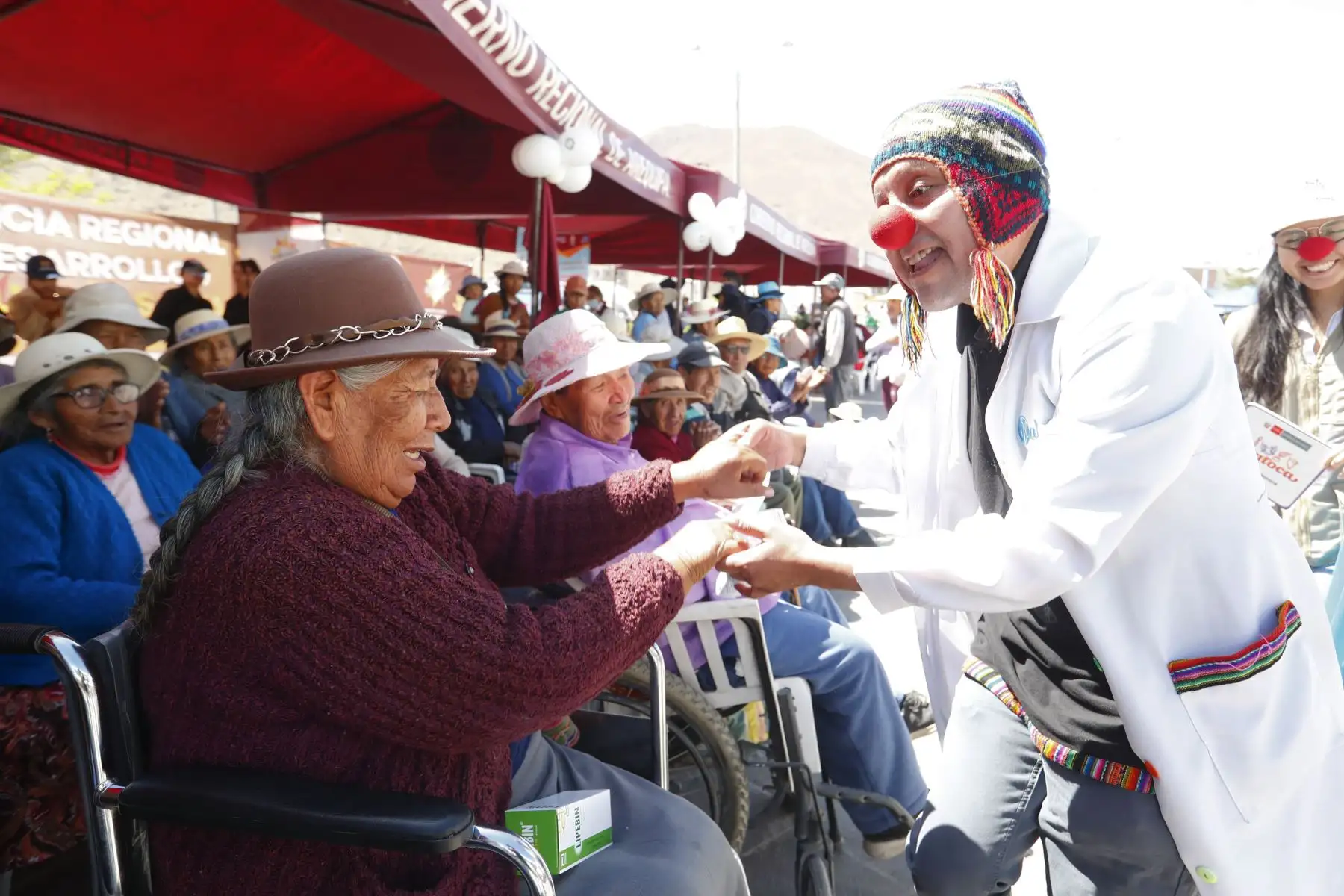 Diversos ministerios e instituciones públicas, a través de sus programas sociales y servicios a la ciudadanía, se hicieron presentes en el distrito de Yura, en Arequipa, como parte de la Campaña Cívica Multisectorial, realizada por encargo de la Presidencia de la República, con el fin de acercar los servicios del Estado a la población más vulnerable del país. Foto: ANDINA/Daniel Bracamonte