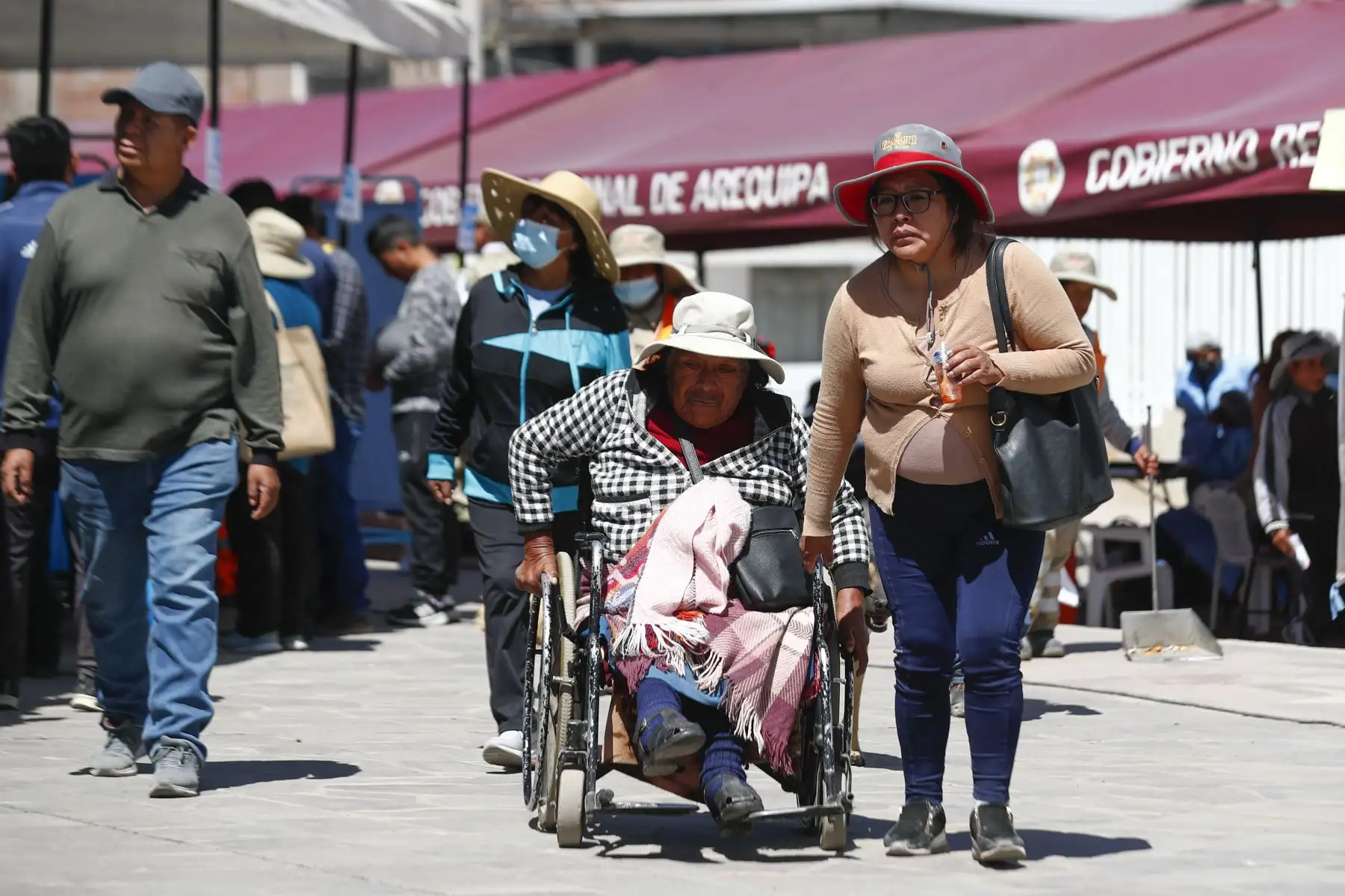 Diversos ministerios e instituciones públicas, a través de sus programas sociales y servicios a la ciudadanía, se hicieron presentes en el distrito de Yura, en Arequipa, como parte de la Campaña Cívica Multisectorial, realizada por encargo de la Presidencia de la República, con el fin de acercar los servicios del Estado a la población más vulnerable del país. Foto: ANDINA/Daniel Bracamonte