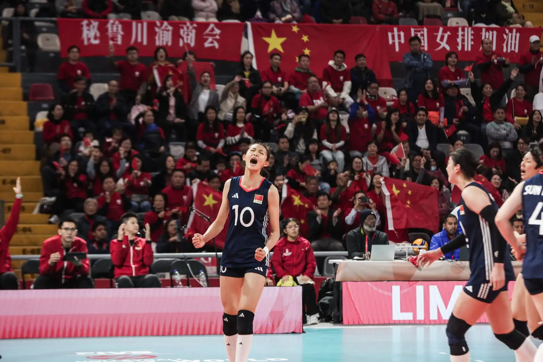 La jugadora china Huang Yuexin reacciona al anotar un punto ante China Taipei en el partido por semifinales del Mundial de Vóley sub 17 en el Coliseo Dibós. Foto: ANDINA/ Connie Calderon