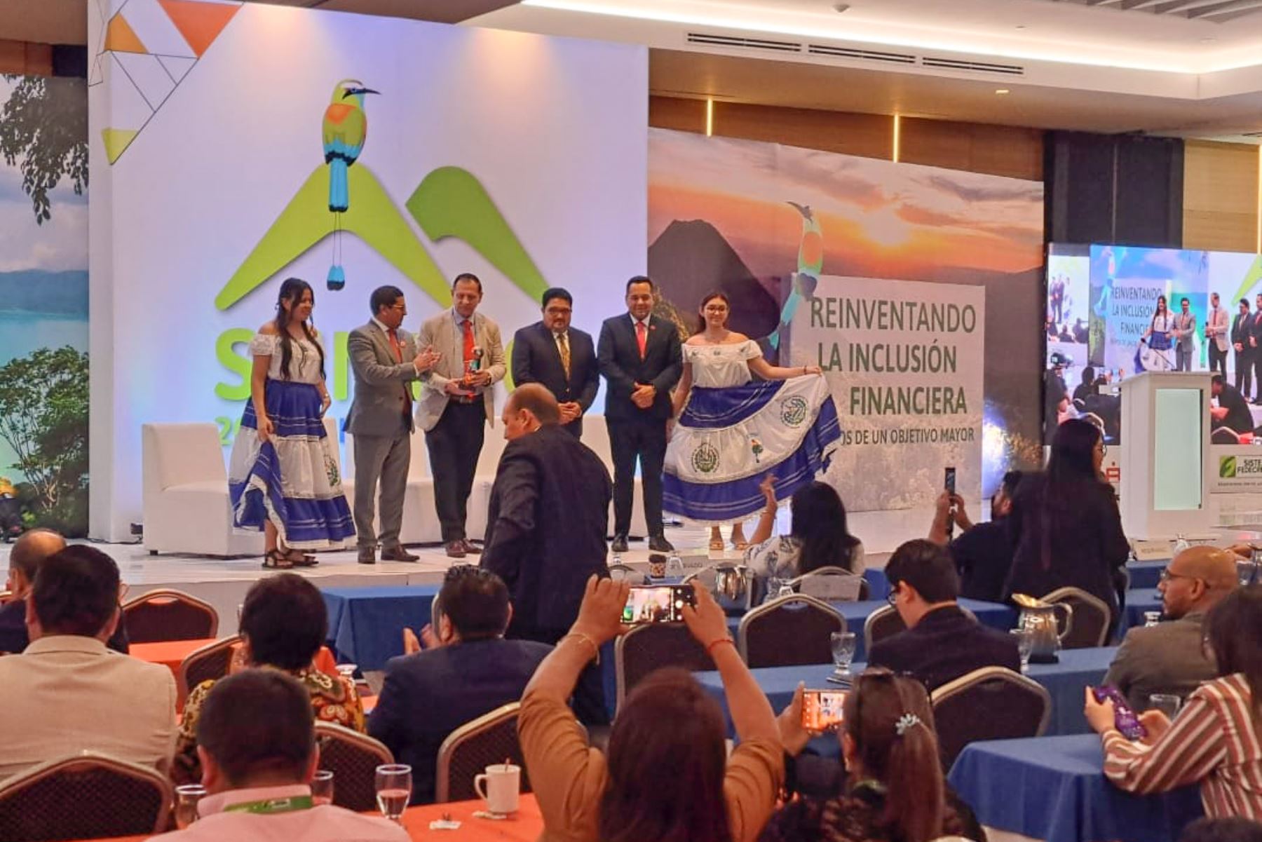 La Cumbre Microfinanciera de Latinoamérica y el Caribe, SUMMIC 2024, concluyó hoy en El Salvador con un llamado a crear una red de entidades microfinancieras en la región para tener una voz más potente en las economías donde operan, ANDINA/Difusión