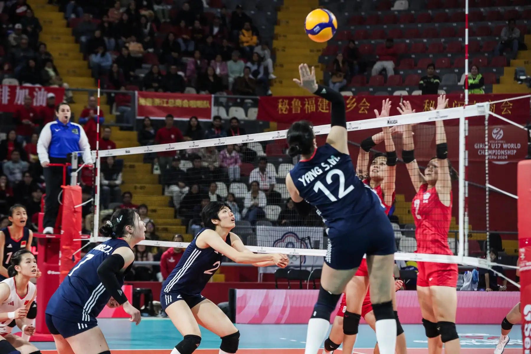 Las jugadoras chinas Yang Shuming y Gua Zhongnan realizan una jugada durante el partido con China Taipei  por semifinales del Mundial de Vóley sub 17 en el Coliseo Dibós. Foto: ANDINA/ Connie Calderon