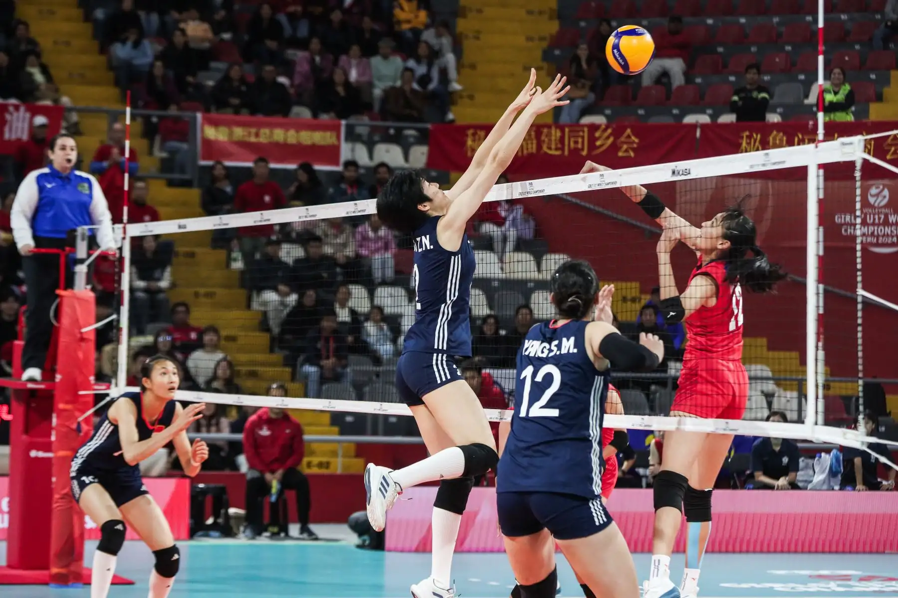 La jugadora de China, Gua Zhongnan realiza una jugada durante el partido con China Taipei  por semifinales del Mundial de Vóley sub 17 en el Coliseo Dibós. Foto: ANDINA/ Connie Calderon