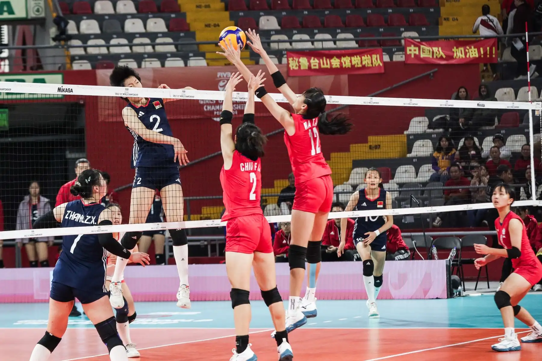 Ma Te-Jung y Chiu Fan-Chi de China Taipei bloquean el mate de Gua Zhongnan durante el  partido entre China Taipei  y China por semifinales del Mundial de Vóley sub 17 en el Coliseo Dibós. Foto: ANDINA/ Connie Calderon