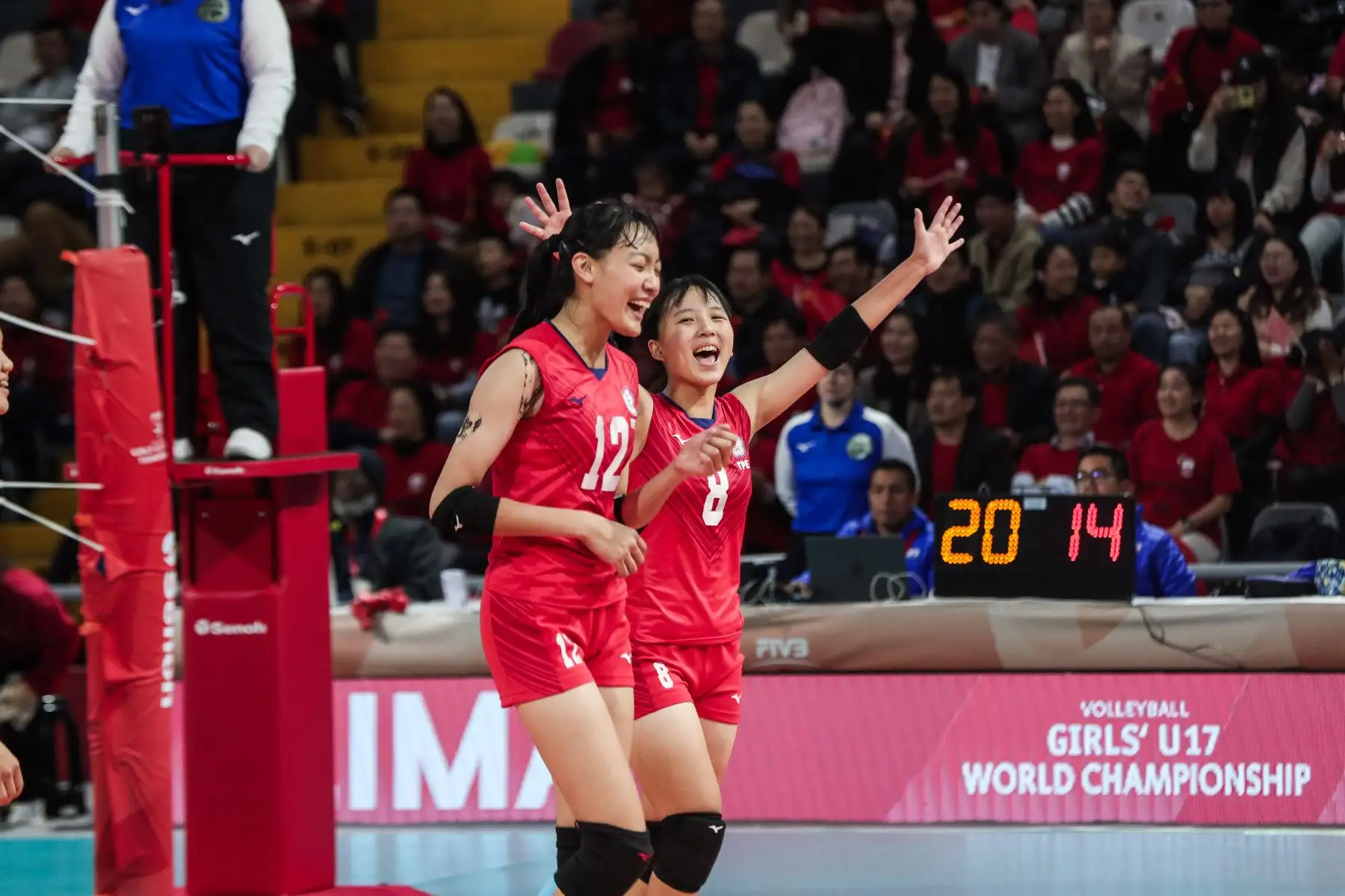 Ma Te-Jung y Hsuen Jing-Yu celebran un punto durante el  partido entre China Taipei  y China por semifinales del Mundial de Vóley sub 17 en el Coliseo Dibós. Foto: ANDINA/ Connie Calderon