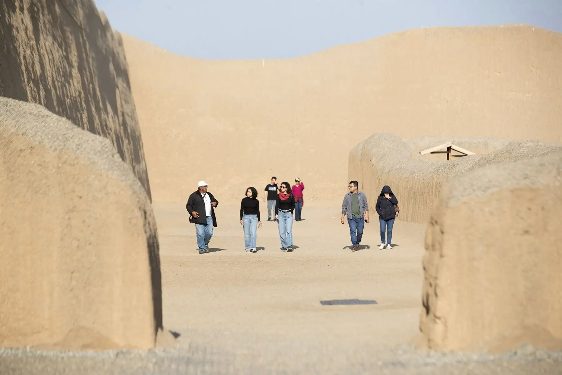 Turistas visitan el Complejo Arqueológico de Chan Chan, antigua capital del reino Chimú, en Trujillo. Foto: ANDINA/Daniel Bracamonte