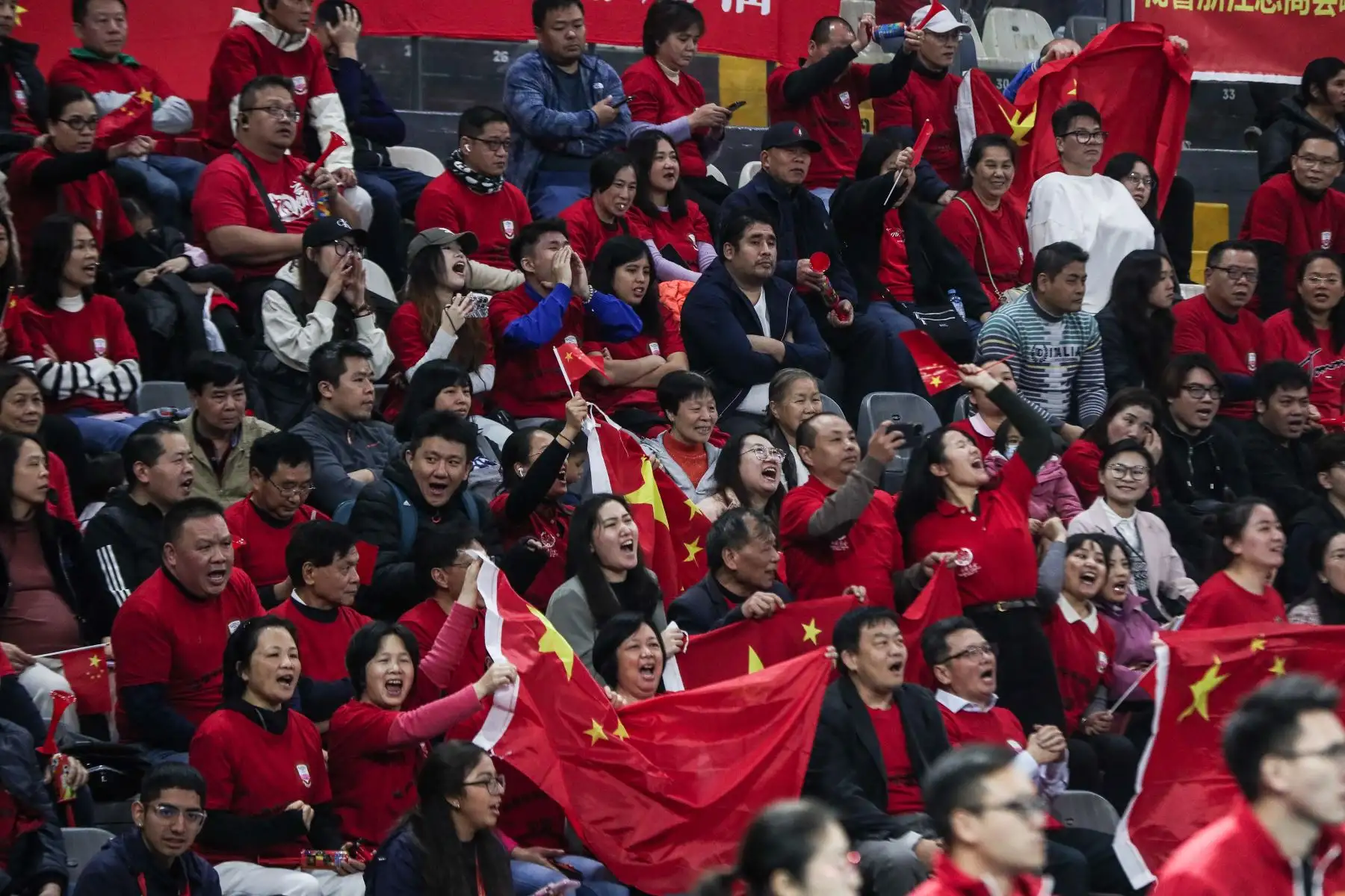 Hinchas chinos alientan a su selección durante el partido China vs China Taipei por semifinales del Mundial de Vóley sub 17 en el Coliseo Dibós. Foto: ANDINA/ Connie Calderon