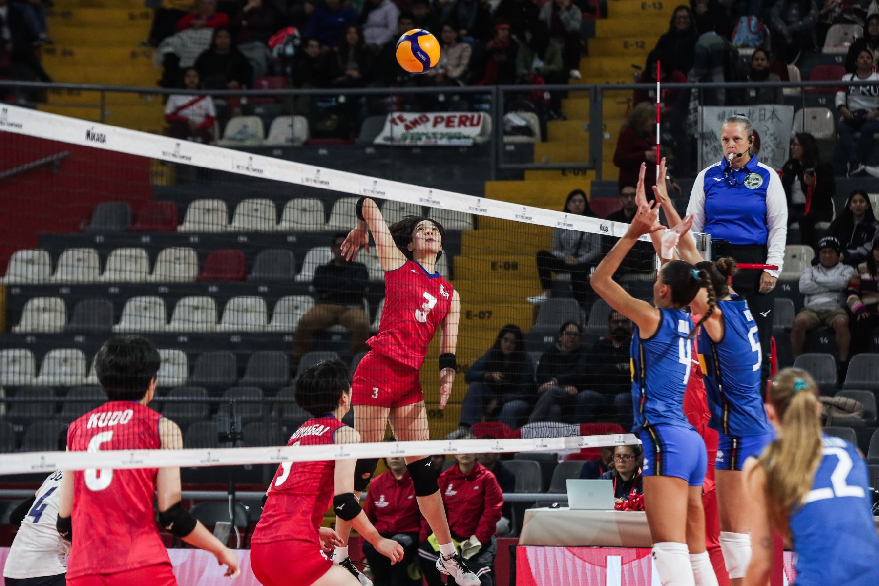 Japonesa Aileen McAlister hace un mate en el partido entre Japón e Italia por semifinales del Mundial de Vóley sub 17 en el Coliseo Dibós. Foto: ANDINA/ Connie Calderon