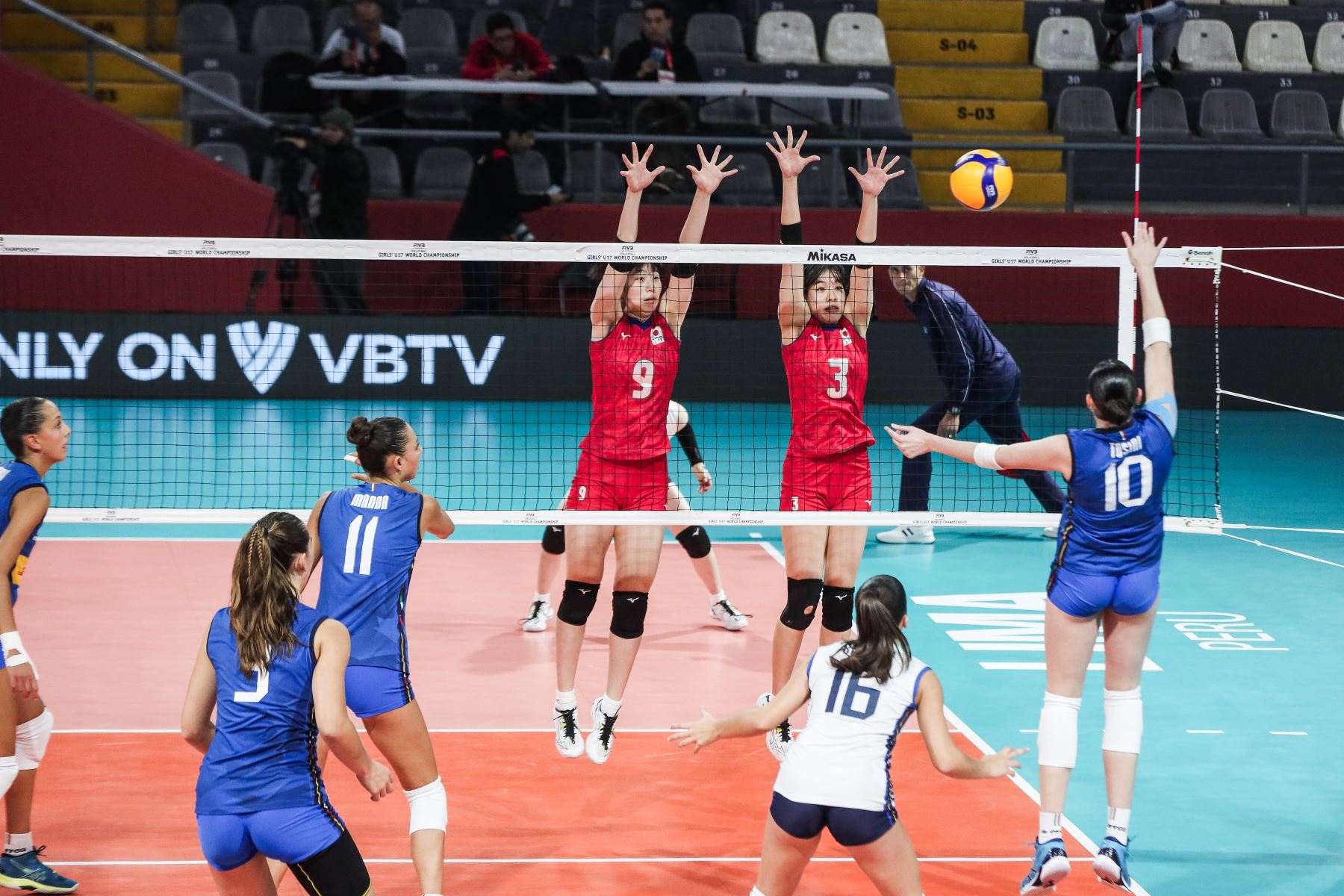 Kumagai Malka y Aileen McAlister intentan bloquean la jugada de la italiana Tosini Ludovica en el partido entre Japón vs Italia por semifinales del Mundial de Vóley sub 17 en el Coliseo Dibós. Foto: ANDINA/ Connie Calderon