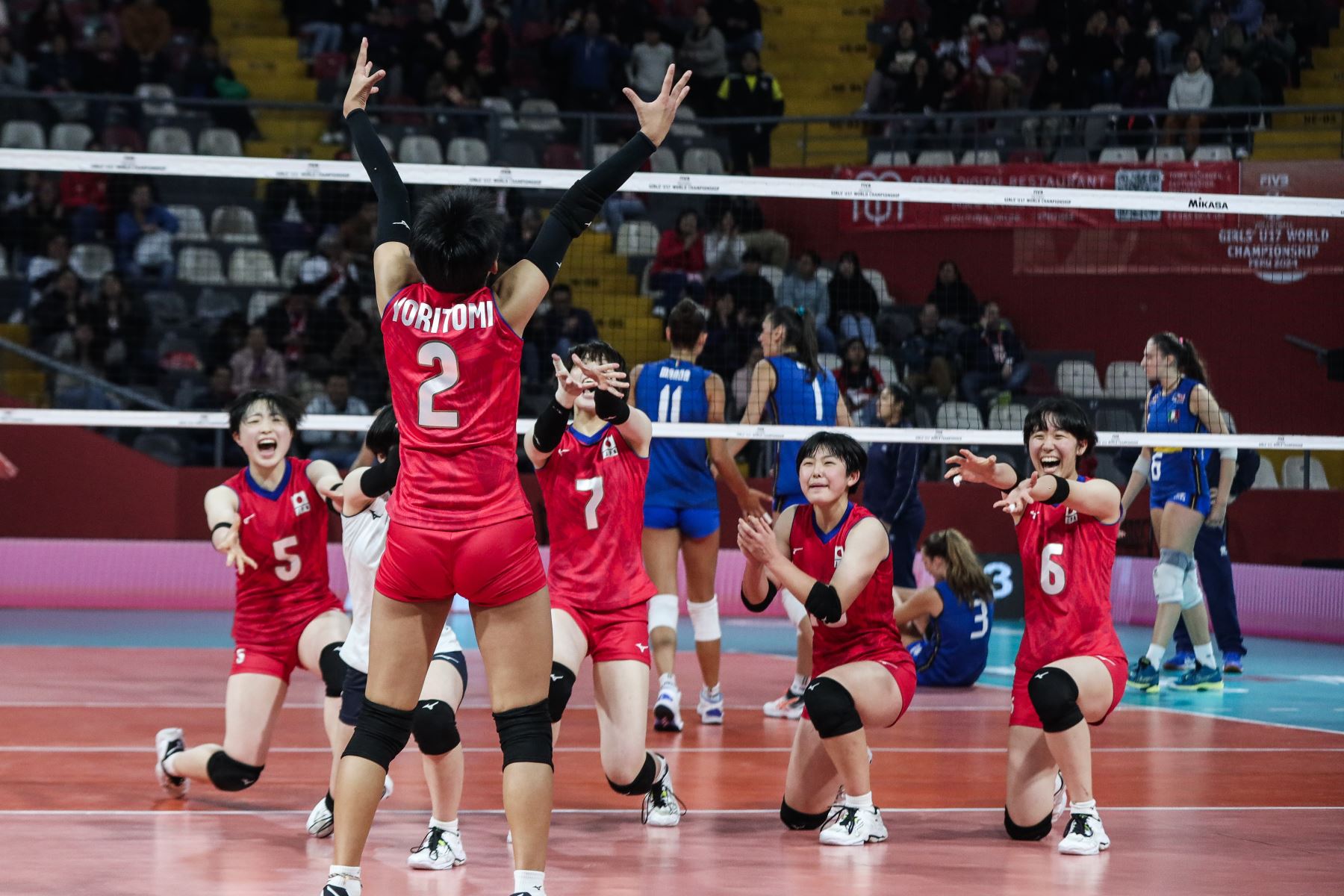 Jugadoras japonesas celebran tras vencer por 3-1 al equipo italiano en el partido por semifinales del Mundial de Vóley sub 17 en el Coliseo Dibós. Foto: ANDINA/ Connie Calderon