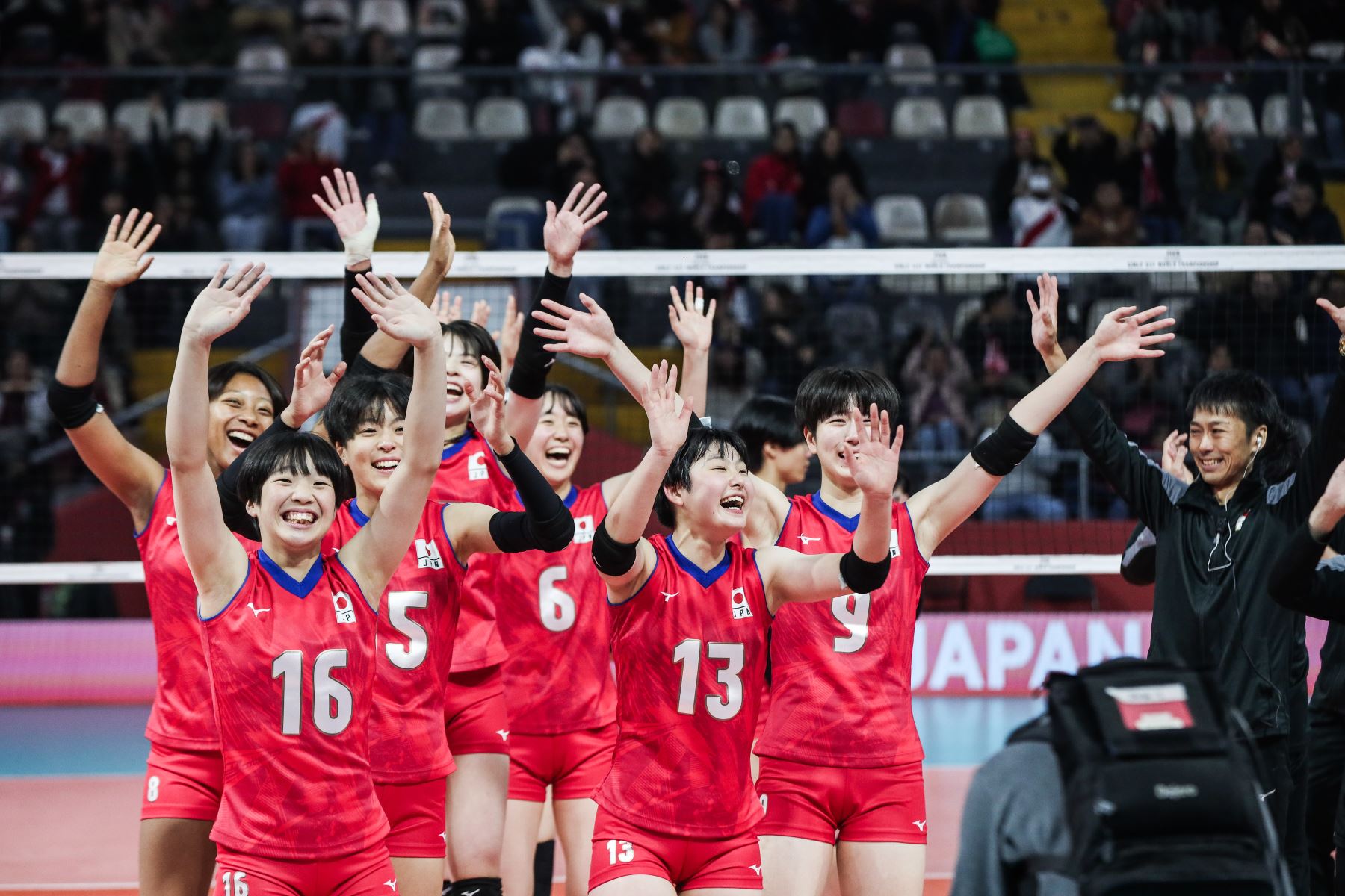 Jugadoras japonesas celebran tras vencer por 3-1 al equipo italiano en el partido por semifinales del Mundial de Vóley sub 17 en el Coliseo Dibós. Foto: ANDINA/ Connie Calderon