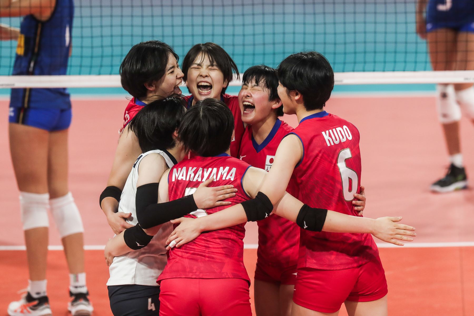 Jugadoras japonesas celebran tras vencer por 3-1 al equipo italiano en el partido por semifinales del Mundial de Vóley sub 17 en el Coliseo Dibós. Foto: ANDINA/ Connie Calderon