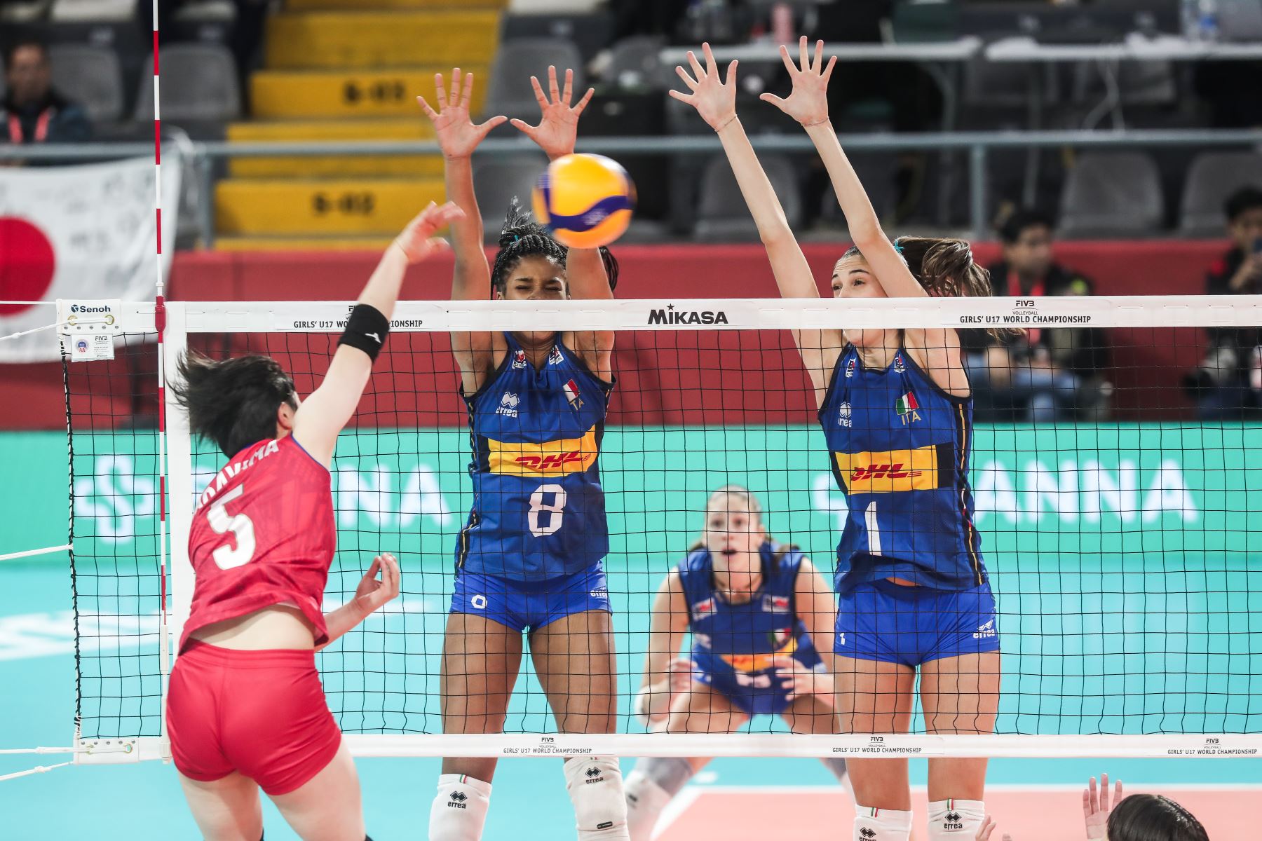 Italianas Vanessa Hernandez y Alice Guerra intentan bloquear el mate de Nakayama Sama en el partido entre Japón vs Italia por semifinales del Mundial de Vóley sub 17 en el Coliseo Dibós. Foto: ANDINA/ Connie Calderon