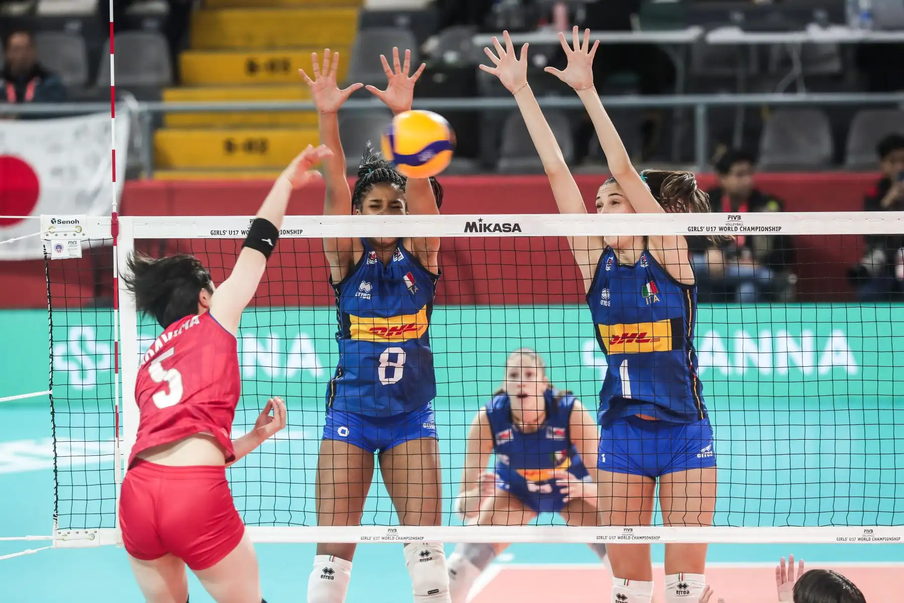 Italianas Vanessa Hernandez y Alice Guerra intentan bloquear el mate de Nakayama Sama en el partido entre Japón vs Italia por semifinales del Mundial de Vóley sub 17 en el Coliseo Dibós. Foto: ANDINA/ Connie Calderon