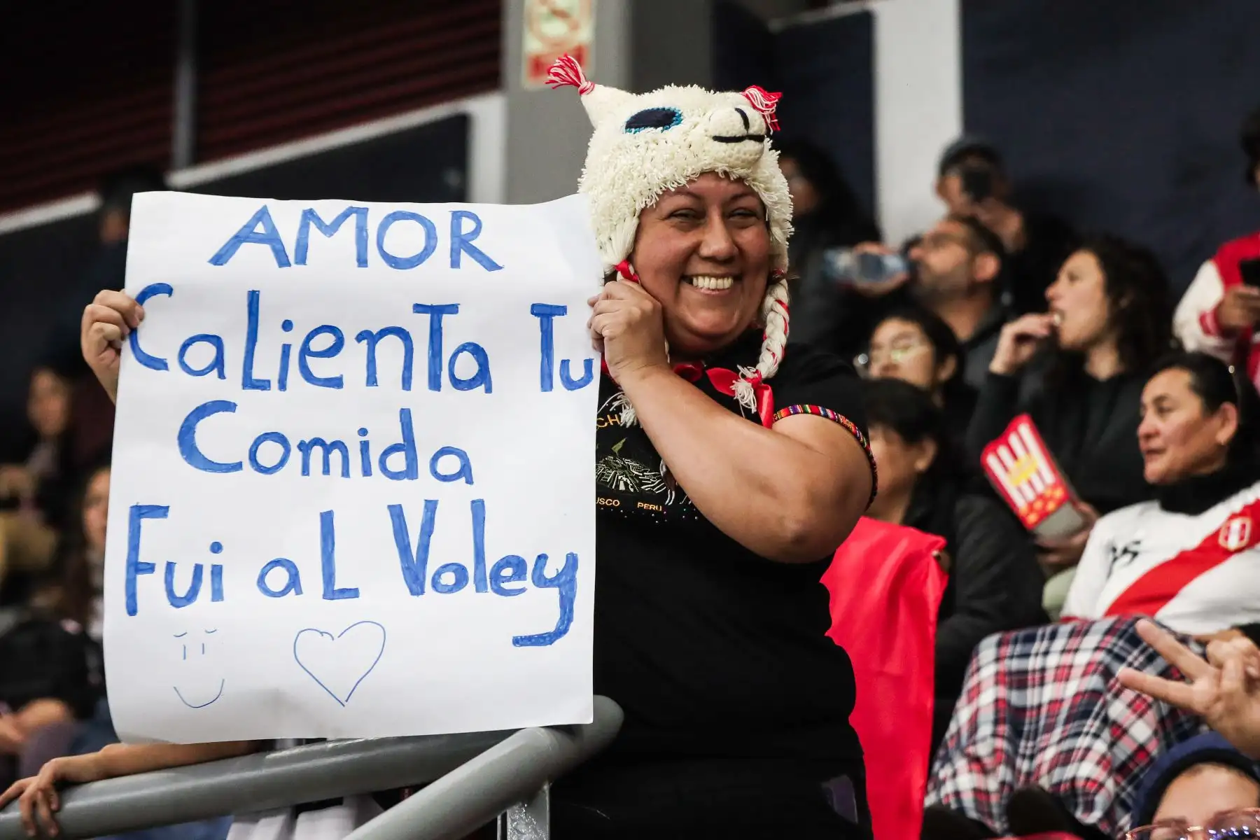 Hinchas peruanos acompañan a la selección de vóley que se enfrenta a Turquía en un partido por clasificación del quinto al octavo puesto del Mundial de Vóley sub 17 en el Coliseo Dibós. Foto: ANDINA/ Connie Calderon