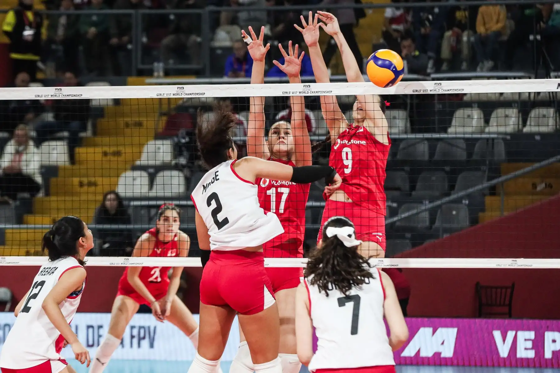 Camila Monge realiza un mate mientras las jugadoras turcas Melis Basaran y Balik Ezel realizan un bloquen durante el juego entre Perú y Turquía por clasificación del quinto al octavo puesto del Mundial de Vóley sub 17 en el Coliseo Dibós. Foto: ANDINA/ Connie Calderon