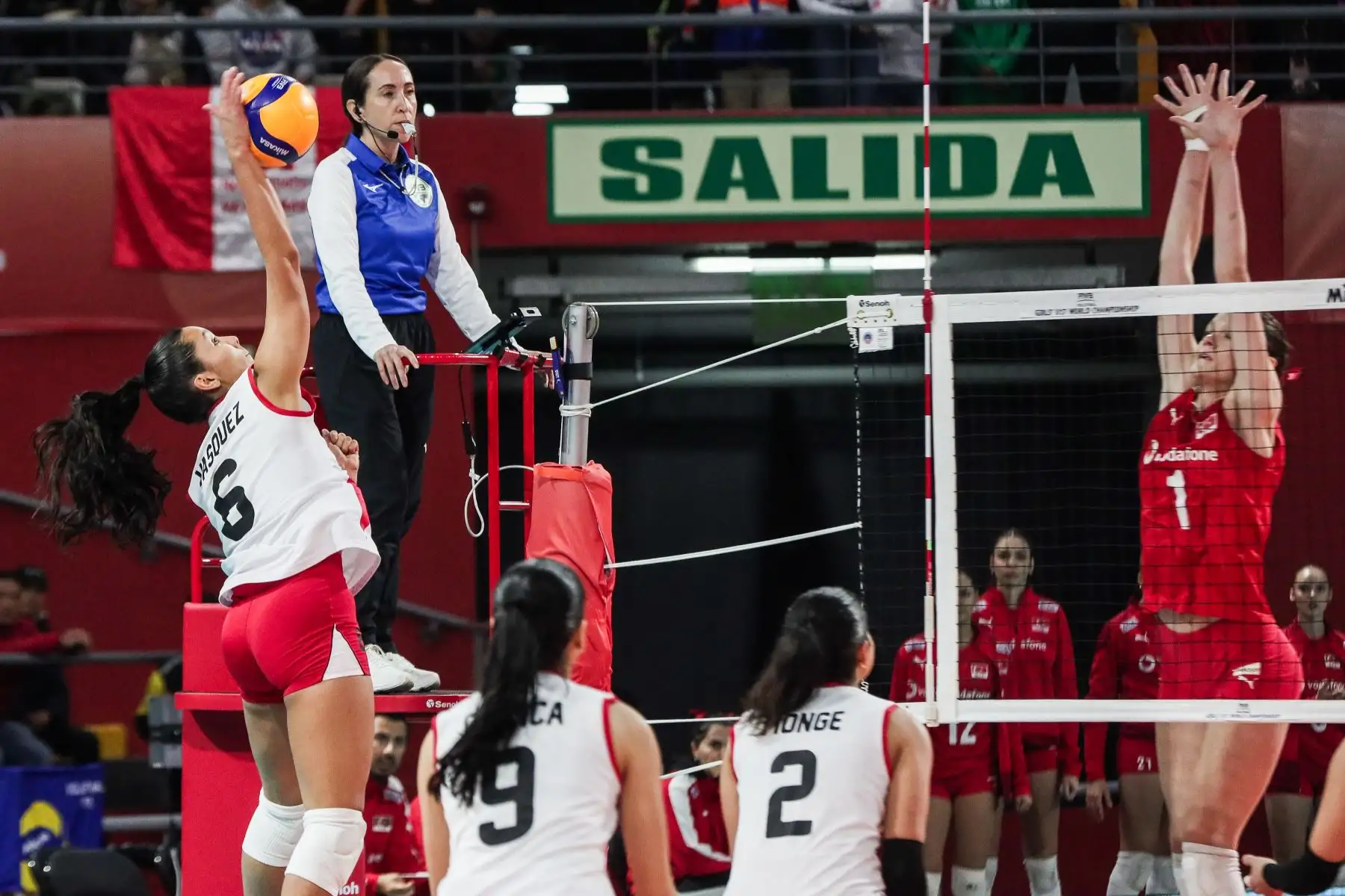 Ariana Vasquez hace un mate durante el partido de Perú frente a Turquía  por clasificación del quinto al octavo puesto del Mundial de Vóley sub 17 en el Coliseo Dibós. Foto: ANDINA/ Connie Calderon