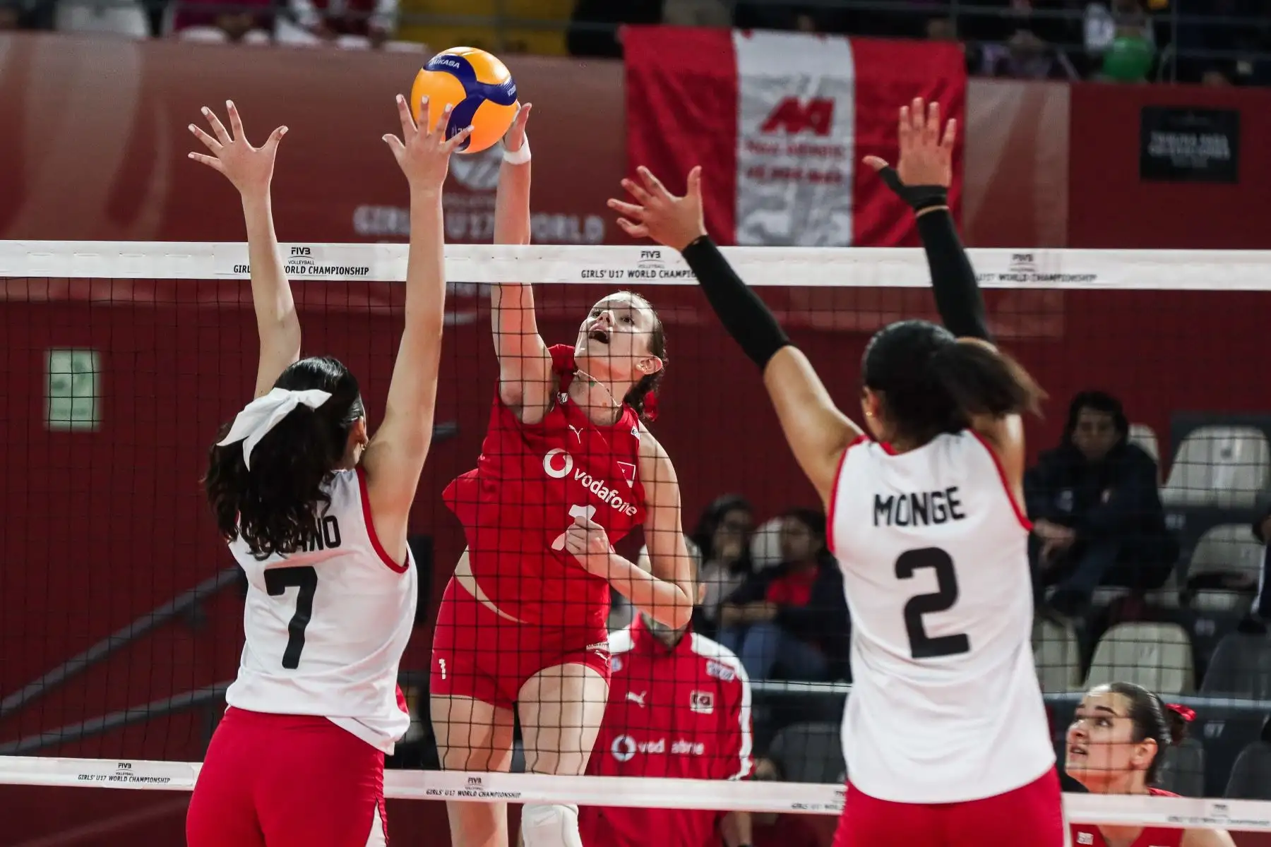 La turca Uysalcan Aylin realiza un mate que es bloqueado por Paola Moreano durante el partido  Perú vs Turquía por clasificación del quinto al octavo puesto del Mundial de Vóley sub 17 en el Coliseo Dibós. Foto: ANDINA/ Connie Calderon
