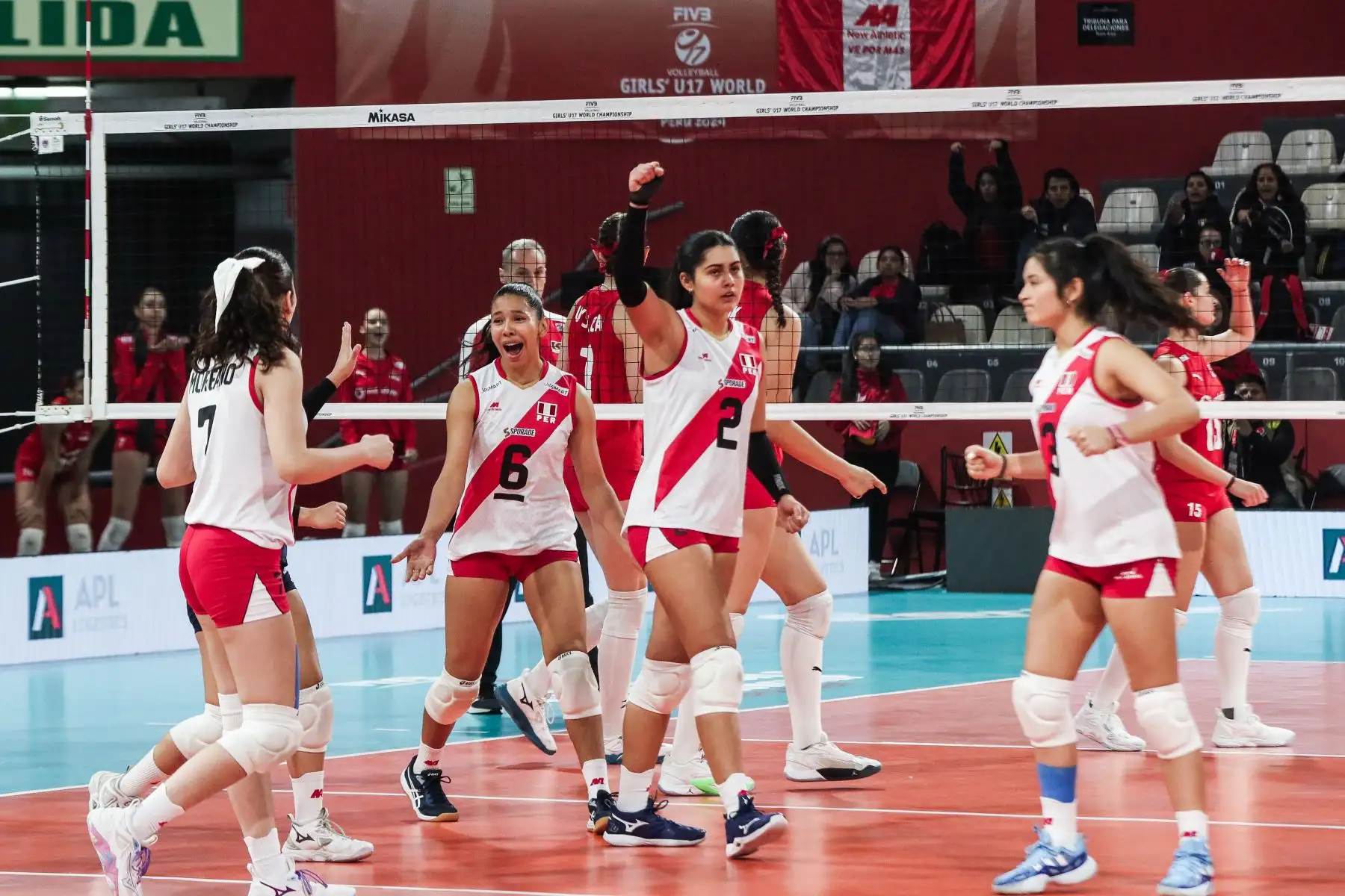 Jugadoras peruanas celebran un punto en el partido Perú vs Turquía en porla clasificación del quinto al octavo puesto del Mundial de Vóley sub 17 en el Coliseo Dibós. Foto: ANDINA/ Connie Calderon