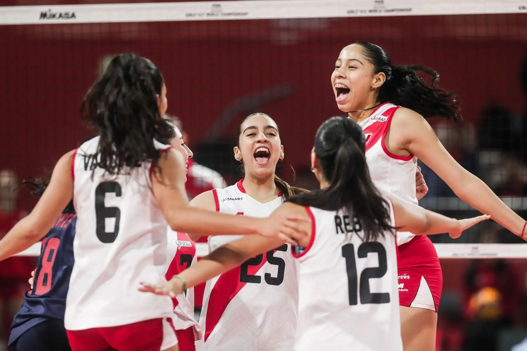 Jugadoras peruanas celebran un punto en el partido Perú vs Turquía en porla clasificación del quinto al octavo puesto del Mundial de Vóley sub 17 en el Coliseo Dibós. Foto: ANDINA/ Connie Calderon