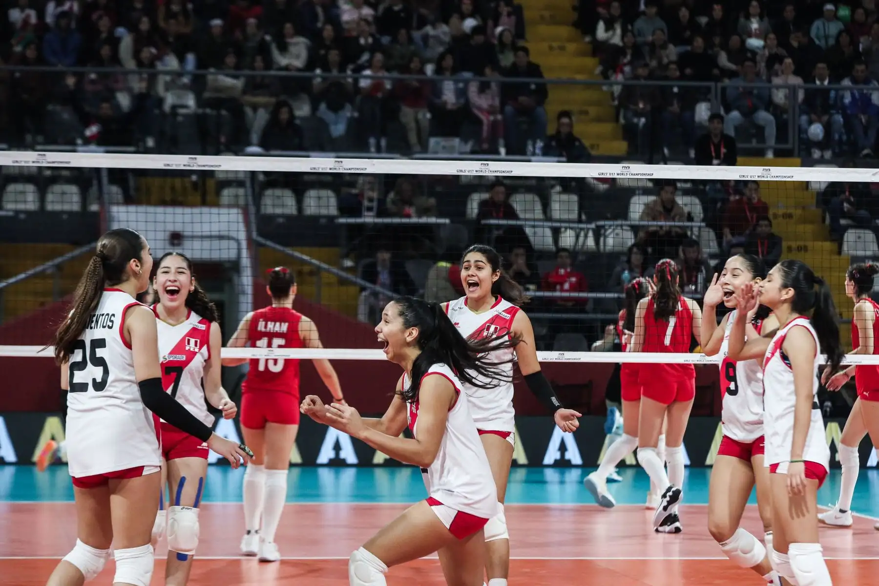 La Bicolor se impone a Turquía por 3 sets a 1 en el partido por la clasificación para luchar por el quinto puesto del Mundial de Voleibol Sub-17 en el Coliseo Dibós. Foto: ANDINA/ Connie Calderon