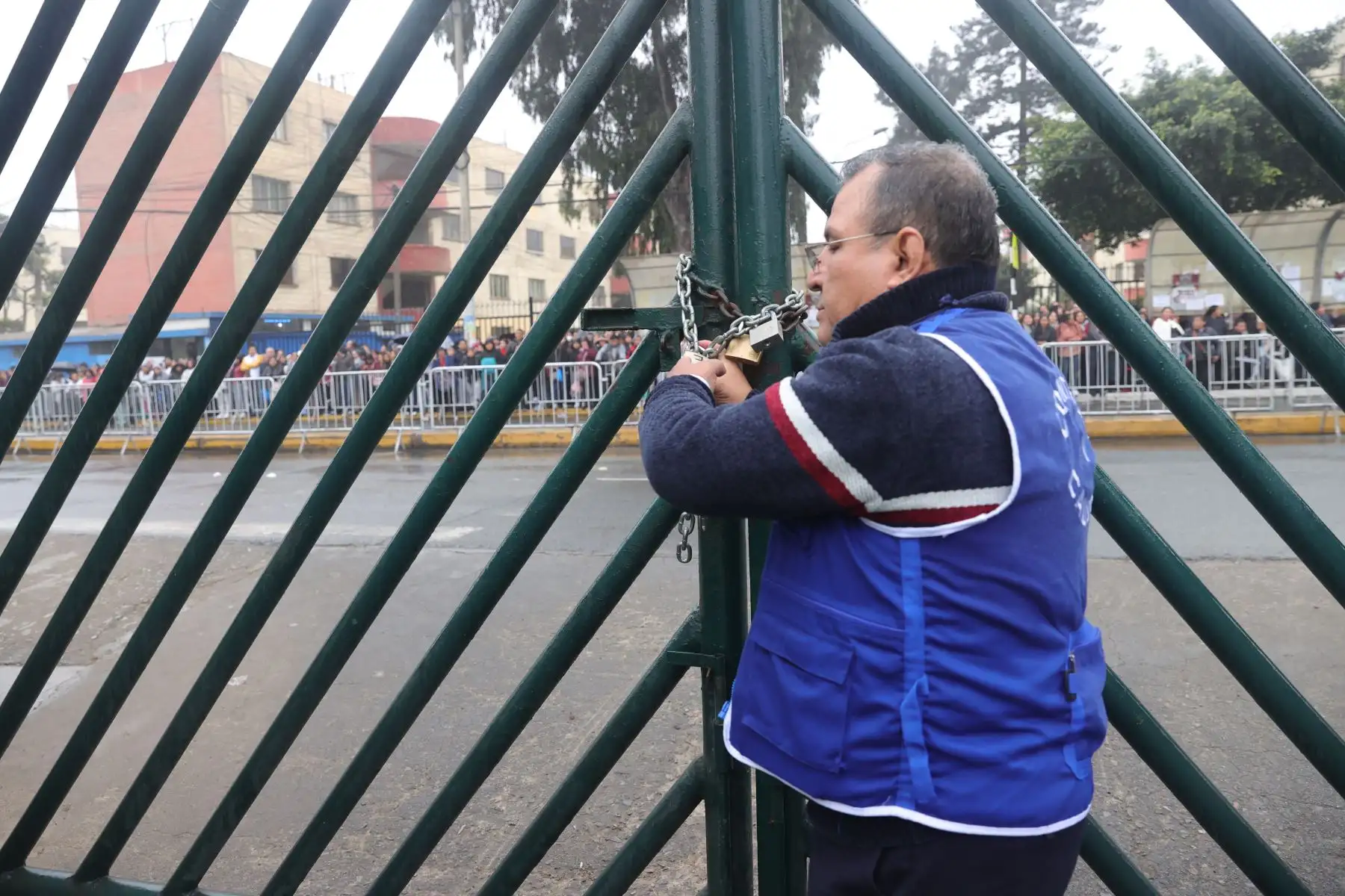 Las puertas de la ciudad universitaria se cierran a las 08:30 de la mañana, hora exacta. Foto: ANDINA/Melina Mejía