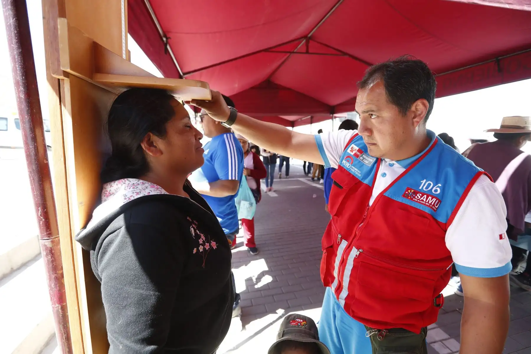 El SAMU del Ministerio de Salud se hizo presente durante el segundo día de la Campaña Cívica Multisectorial en el distrito de Yura, en Arequipa, en el que Diversos ministerios e instituciones públicas, a través de sus programas y proyectos sociales buscan acercar los servicios del Estado a la población más vulnerable del país. Foto: ANDINA/Daniel Bracamonte