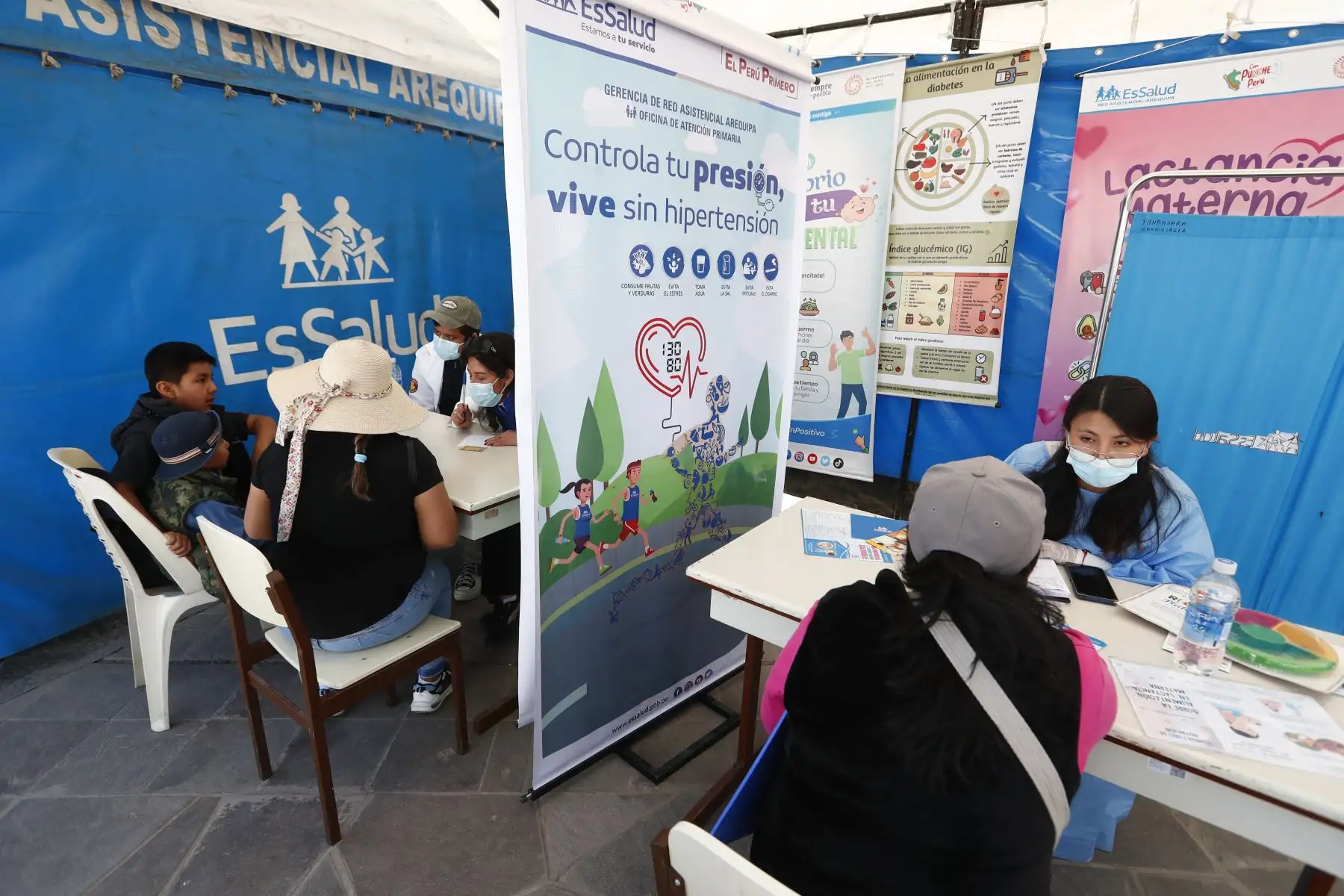 Los diversos servicios que brinda EsSalud se hicieron presentes en la Campaña Cívica Multisectorial en el distrito de Yura, en Arequipa, en el que diversos ministerios e instituciones públicas, a través de sus programas y proyectos sociales buscan acercar los servicios del Estado a la población más vulnerable del país. Foto: ANDINA/Daniel Bracamonte