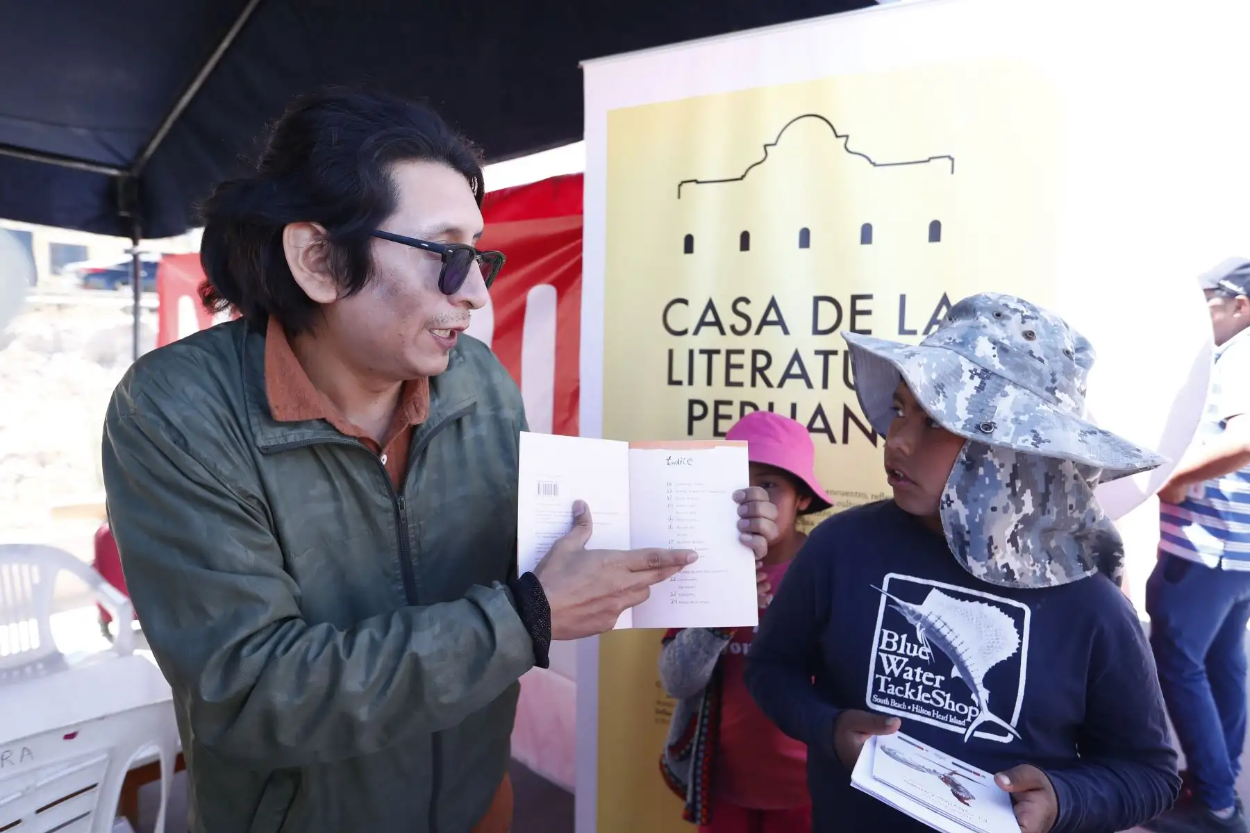 La Casa de la Literatura Peruana se hizo presente en la Campaña Cívica Multisectorial en el distrito de Yura, en Arequipa, en el que diversos ministerios e instituciones públicas, a través de sus programas y proyectos sociales buscan acercar los servicios del Estado a la población más vulnerable del país. Foto: ANDINA/Daniel Bracamonte