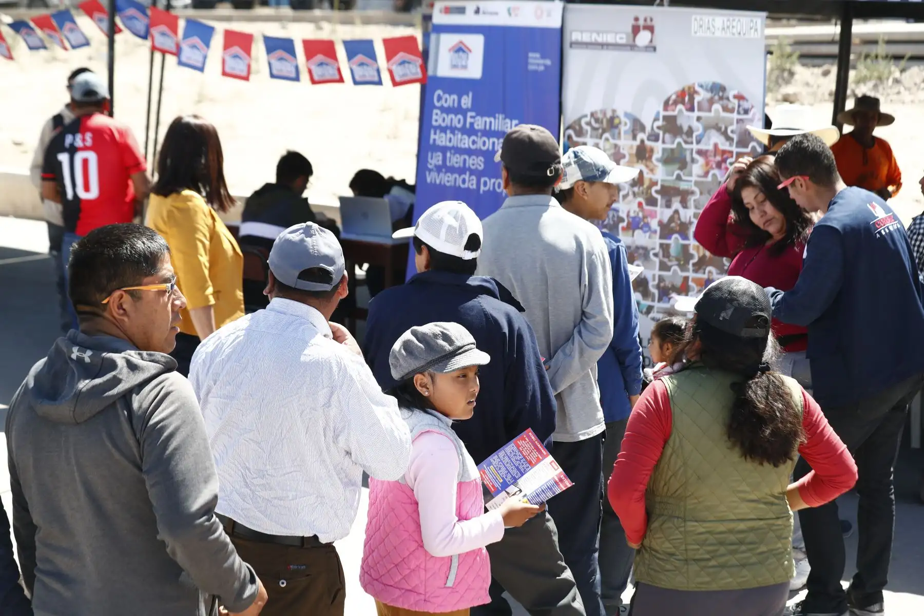Masiva asistencia de los habitantes del distrito de Yura, Arequipa, durante el segundo día de la Campaña Cívica Multisectorial, en el que diversos ministerios e instituciones públicas, a través de sus programas y proyectos sociales buscan acercar los servicios del Estado a la población más vulnerable del país. Foto: ANDINA/Daniel Bracamonte