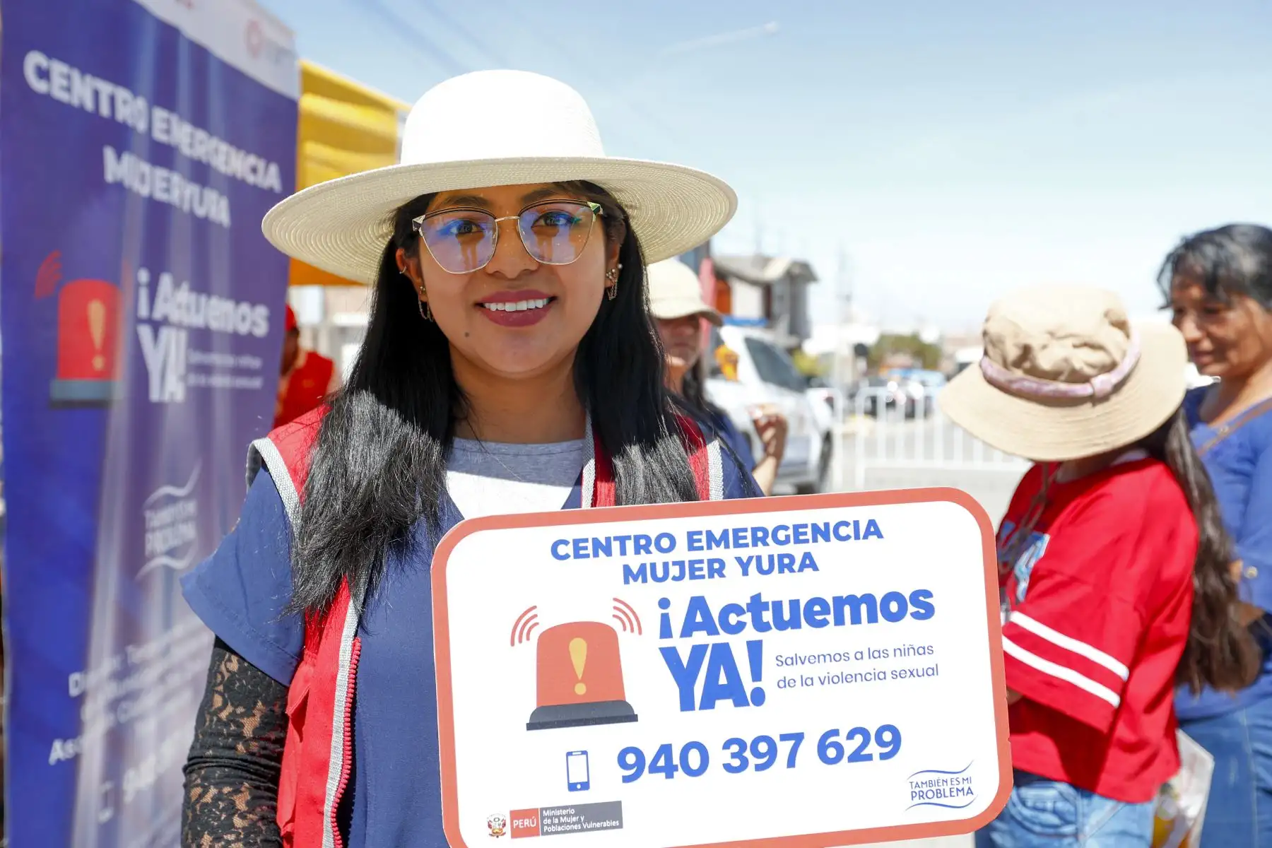 El Centro de Emergencia Mujer del Ministerio de la Mujer y Poblaciones Vulnerables se hizo presente en la Campaña Cívica Multisectorial en el distrito de Yura, en Arequipa, en el que diversos ministerios e instituciones públicas, a través de sus programas y proyectos sociales buscan acercar los servicios del Estado a la población más vulnerable del país. Foto: ANDINA/Daniel Bracamonte