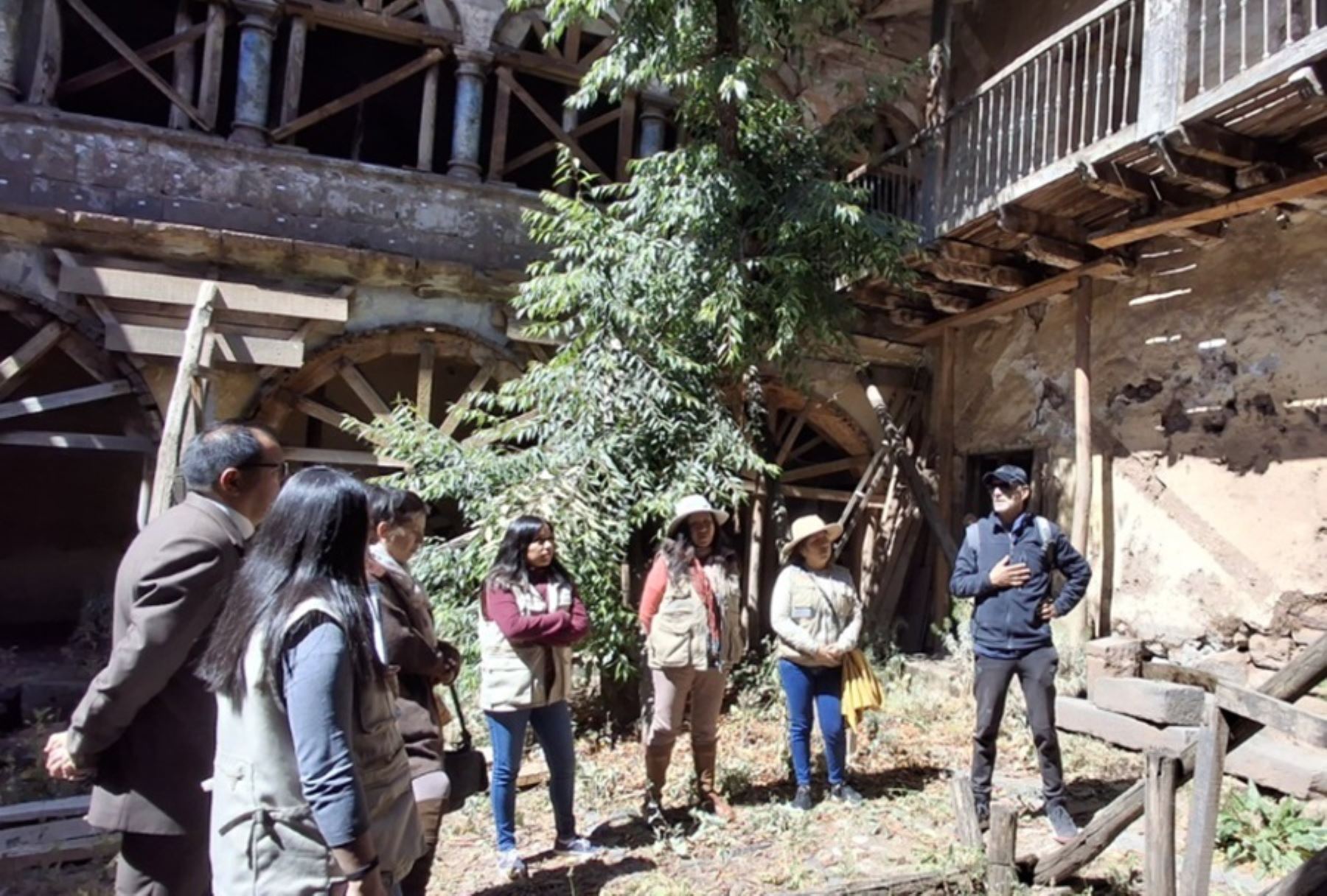 Especialistas de la Dirección General de Defensa del Patrimonio Cultural del Ministerio de Cultura, junto a personal de la Dirección Desconcentrada de Cultura (DDC) de Cusco, inspeccionaron la situación actual de la “Casa de Oblitas” en Cusco, con el objetivo de prevenir posibles afectaciones a su estructura.