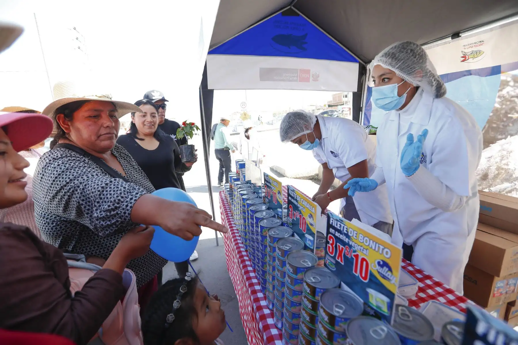 El programa A Comer Pescado del Ministerio de la Producción se hizo presente en la Campaña Cívica Multisectorial en el distrito de Yura, en Arequipa, en el que diversos ministerios e instituciones públicas, a través de sus programas y proyectos sociales buscan acercar los servicios del Estado a la población más vulnerable del país. Foto: ANDINA/Daniel Bracamonte