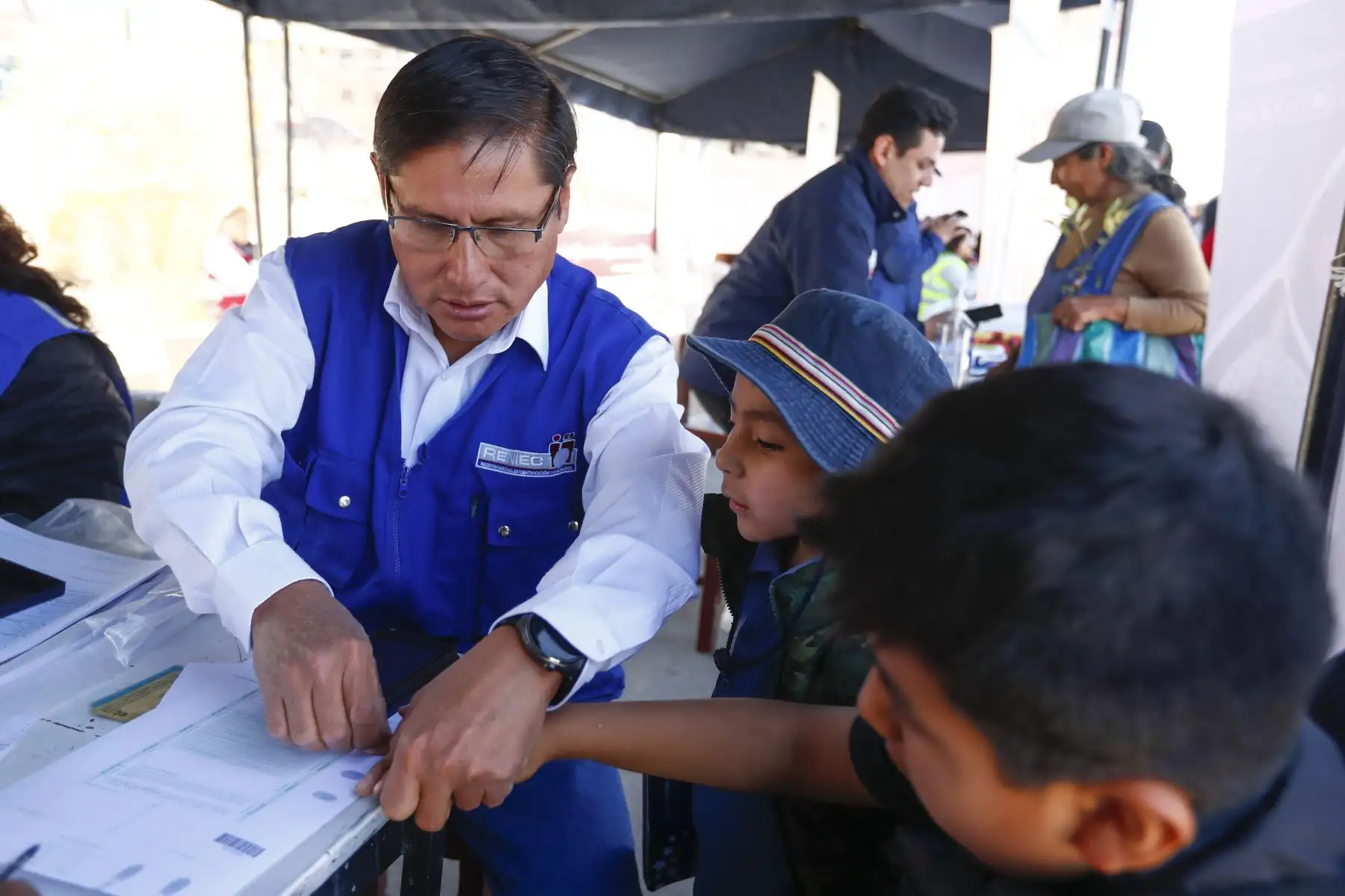 Por segunda día consecutivo, y por encargo de la Presidencia de la República, se realiza la Campaña Cívica Multisectorial en el distrito de Yura, en Arequipa, en el que diversos ministerios e instituciones públicas, a través de sus programas y proyectos sociales buscan acercar los servicios del Estado a la población más vulnerable del país. Foto: ANDINA/Daniel Bracamonte