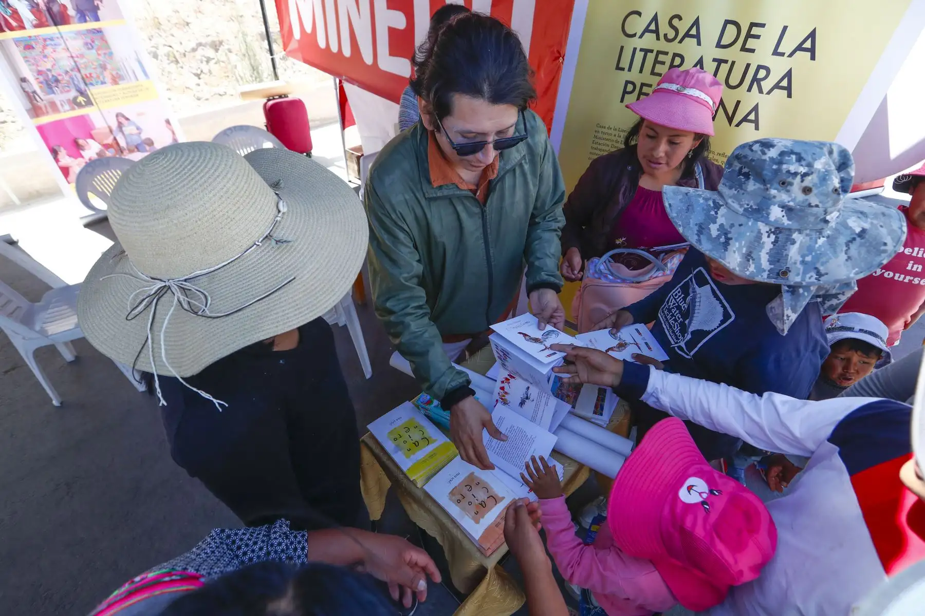 La Casa de la Literatura Peruana se hizo presente en la Campaña Cívica Multisectorial en el distrito de Yura, en Arequipa, en el que diversos ministerios e instituciones públicas, a través de sus programas y proyectos sociales buscan acercar los servicios del Estado a la población más vulnerable del país. Foto: ANDINA/Daniel Bracamonte
