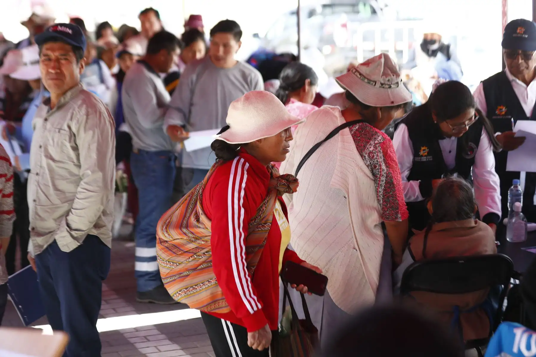 Masiva asistencia de los habitantes del distrito de Yura, Arequipa, durante el segundo día de la Campaña Cívica Multisectorial, en el que diversos ministerios e instituciones públicas, a través de sus programas y proyectos sociales buscan acercar los servicios del Estado a la población más vulnerable del país. Foto: ANDINA/Daniel Bracamonte