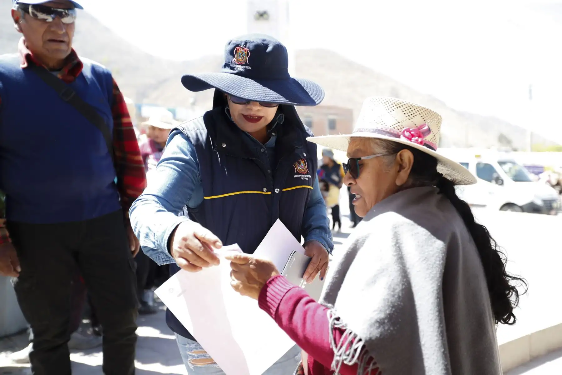 Por segunda día consecutivo, y por encargo de la Presidencia de la República, se realiza la Campaña Cívica Multisectorial en el distrito de Yura, en Arequipa, en el que diversos ministerios e instituciones públicas, a través de sus programas y proyectos sociales buscan acercar los servicios del Estado a la población más vulnerable del país. Foto: ANDINA/Daniel Bracamonte