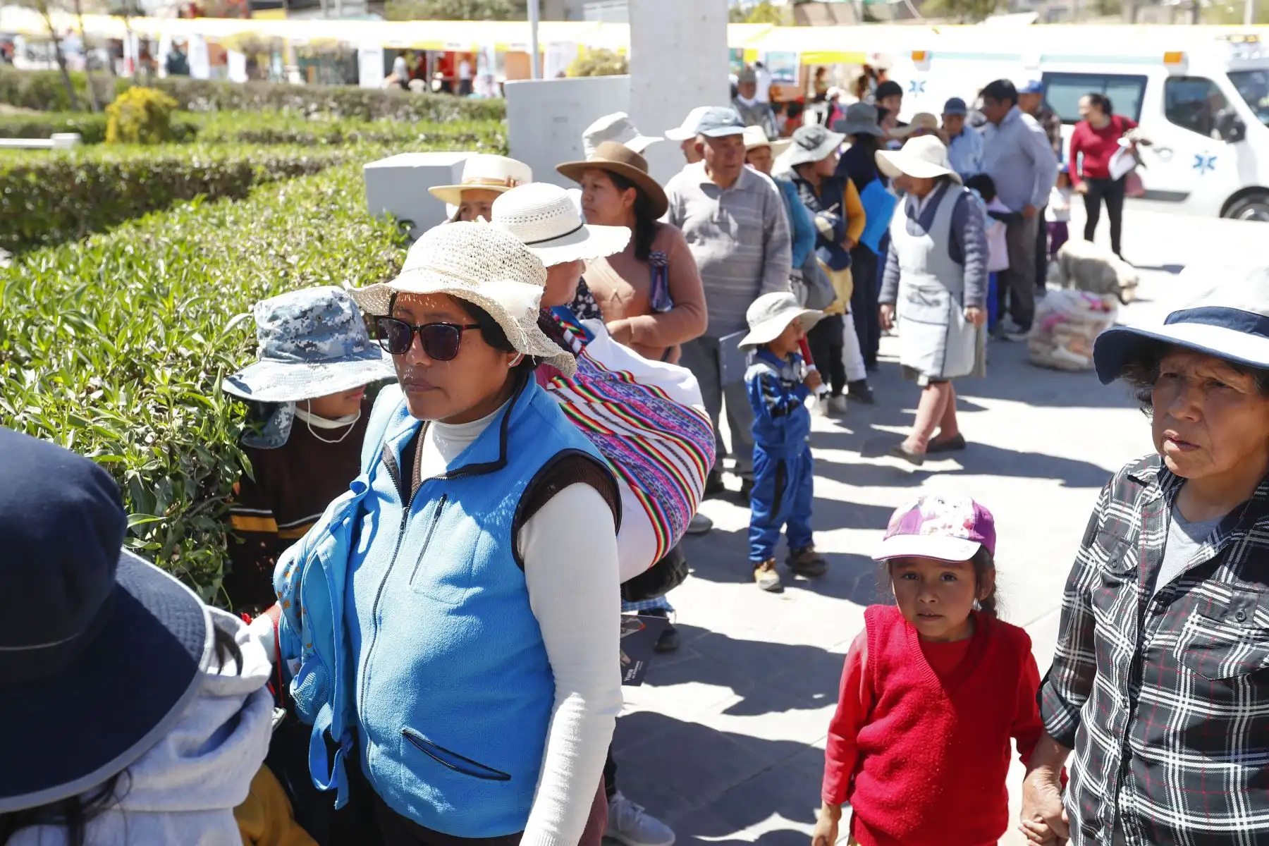 Masiva asistencia de los habitantes del distrito de Yura, Arequipa, durante el segundo día de la Campaña Cívica Multisectorial, en el que diversos ministerios e instituciones públicas, a través de sus programas y proyectos sociales buscan acercar los servicios del Estado a la población más vulnerable del país. Foto: ANDINA/Daniel Bracamonte