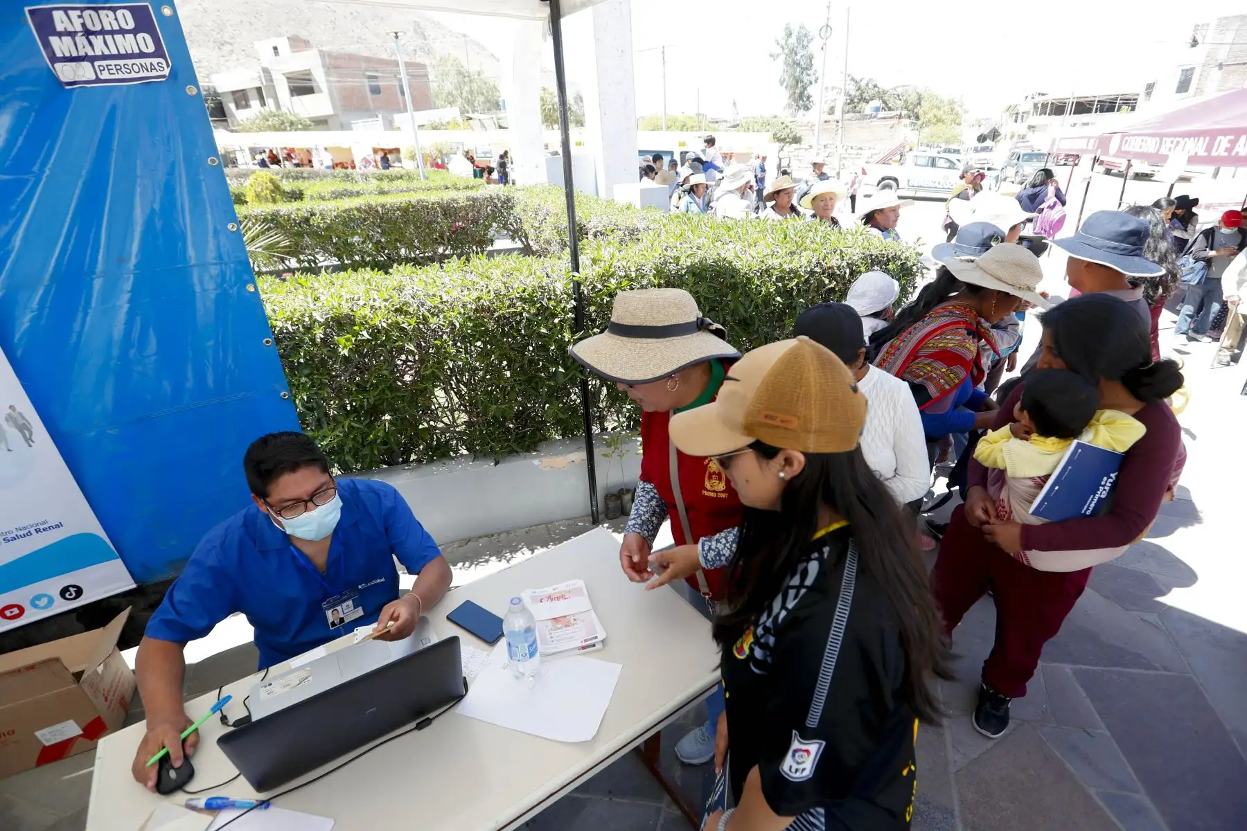 Los diversos servicios que brinda EsSalud se hicieron presentes en la Campaña Cívica Multisectorial en el distrito de Yura, en Arequipa, en el que diversos ministerios e instituciones públicas, a través de sus programas y proyectos sociales buscan acercar los servicios del Estado a la población más vulnerable del país. Foto: ANDINA/Daniel Bracamonte