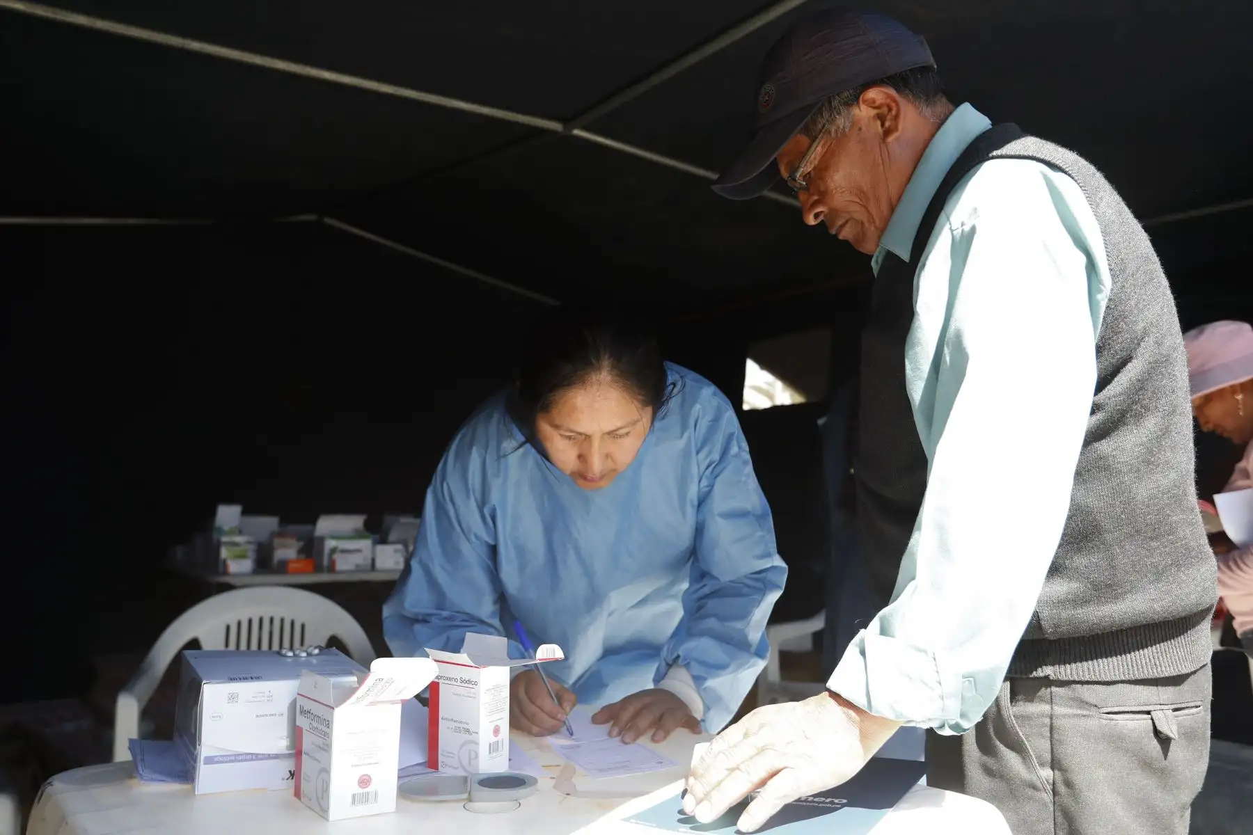 Por segunda día consecutivo, y por encargo de la Presidencia de la República, se realiza la Campaña Cívica Multisectorial en el distrito de Yura, en Arequipa, en el que diversos ministerios e instituciones públicas, a través de sus programas y proyectos sociales buscan acercar los servicios del Estado a la población más vulnerable del país. 
Foto: ANDINA/Daniel Bracamonte