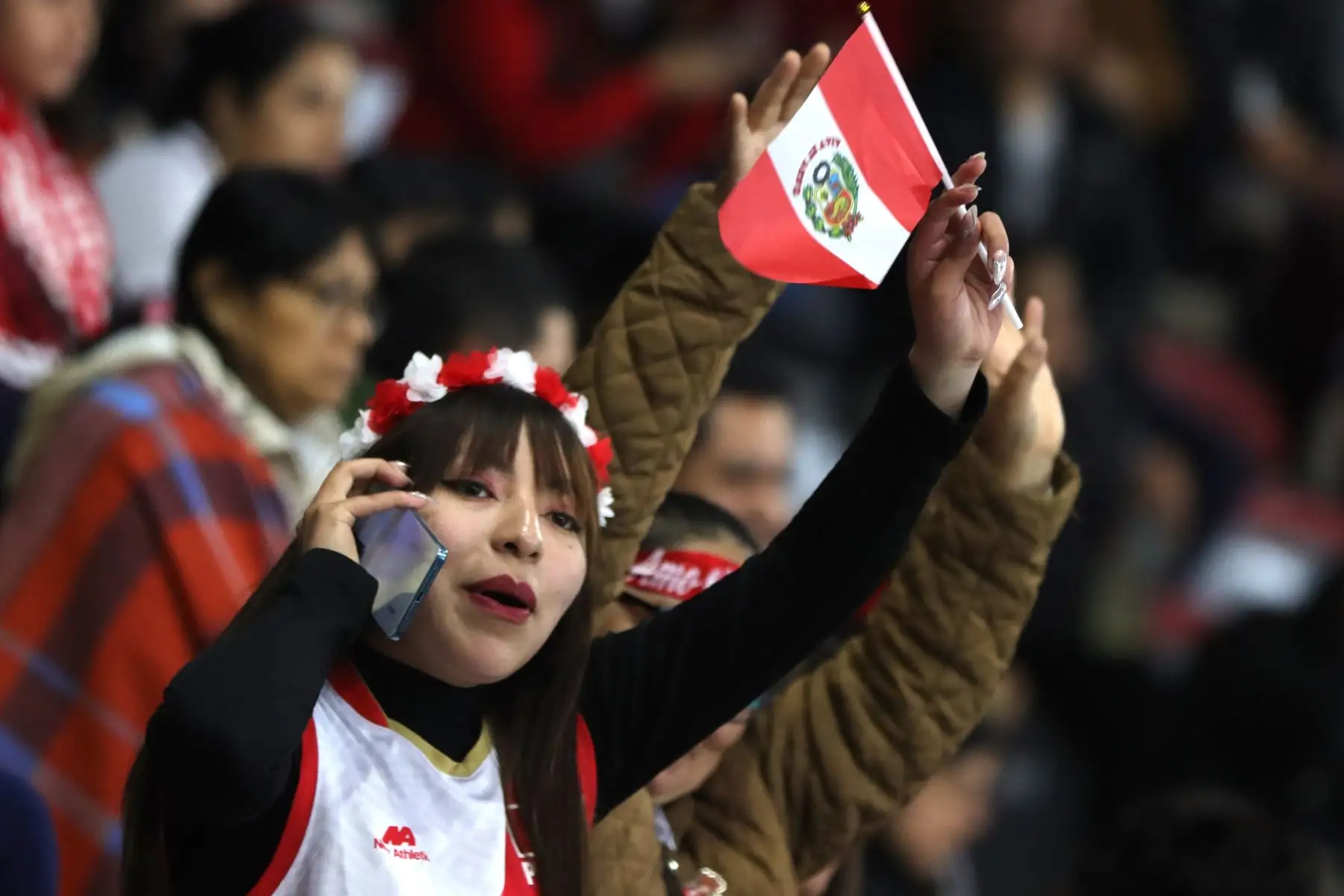 Aficionados peruanos alientan  a la Selección Peruana Sub 17 de Vóley Femenino que se enfrenta a Brasil por la disputa del quinto lugar en el Mundial Sub 17 de Vóley Femenino.
Foto: ANDINA/ Lino Chipana