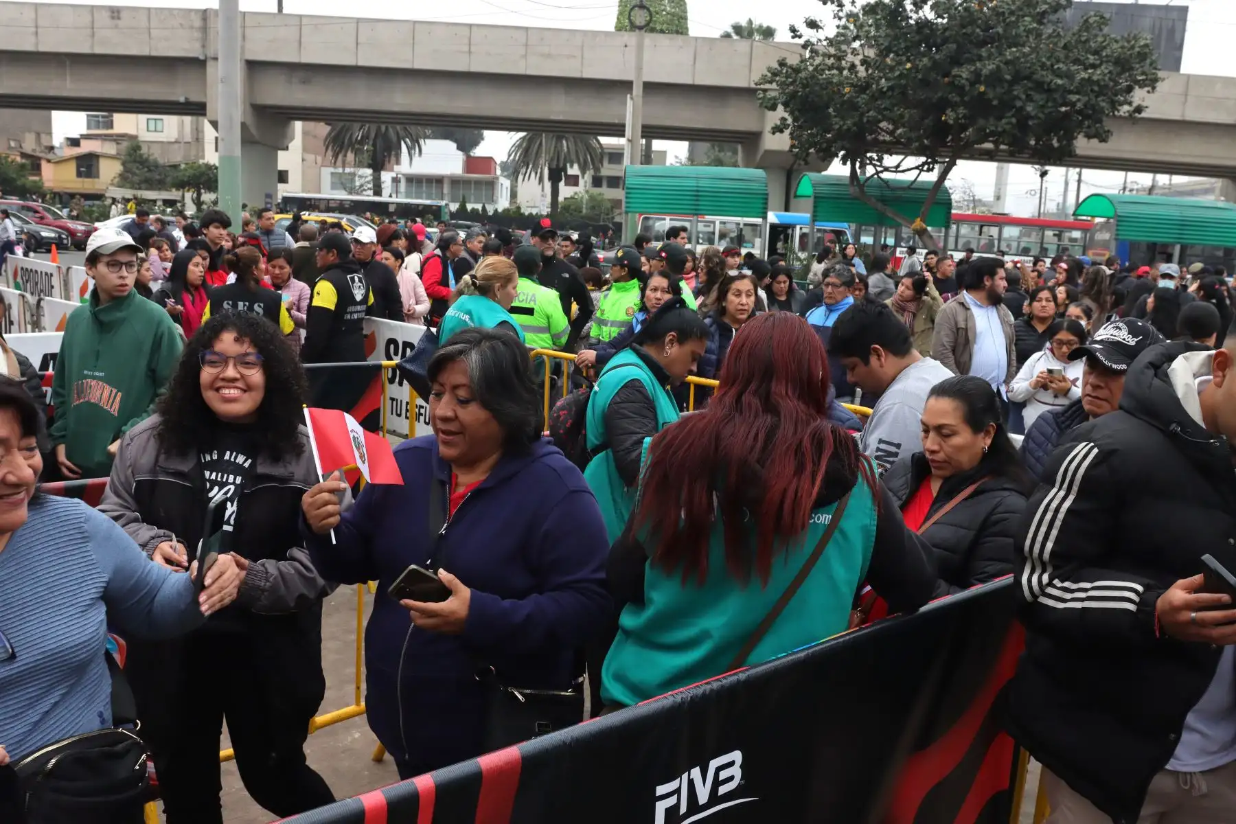 Aficionados peruanos alientan  a la Selección Peruana Sub 17 de Vóley Femenino que se enfrenta a Brasil por la disputa del quinto lugar en el Mundial Sub 17 de Vóley Femenino.
Foto: ANDINA/ Lino Chipana